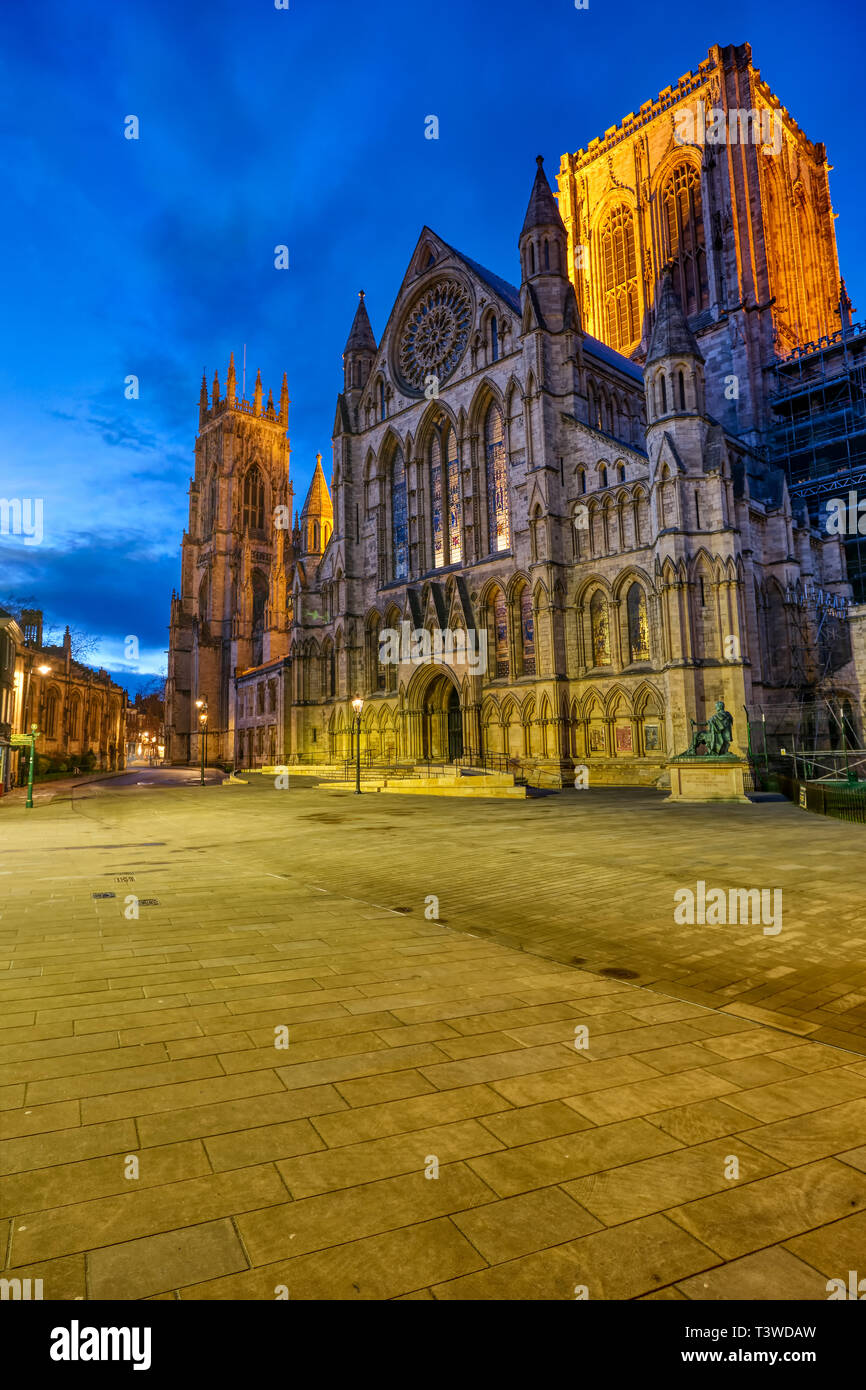Le transept sud de la cathédrale de York en Angleterre au crépuscule Banque D'Images