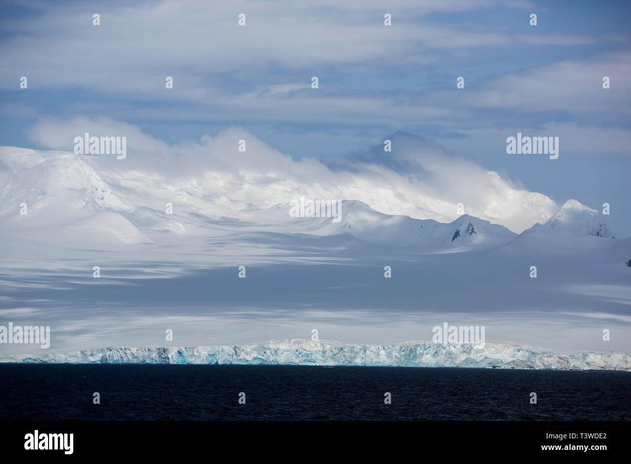 Les glaciers et la calotte glaciaire antarctique sur le premier près de la péninsule du Cap Legoupil, tête, de l'Antarctique. Banque D'Images