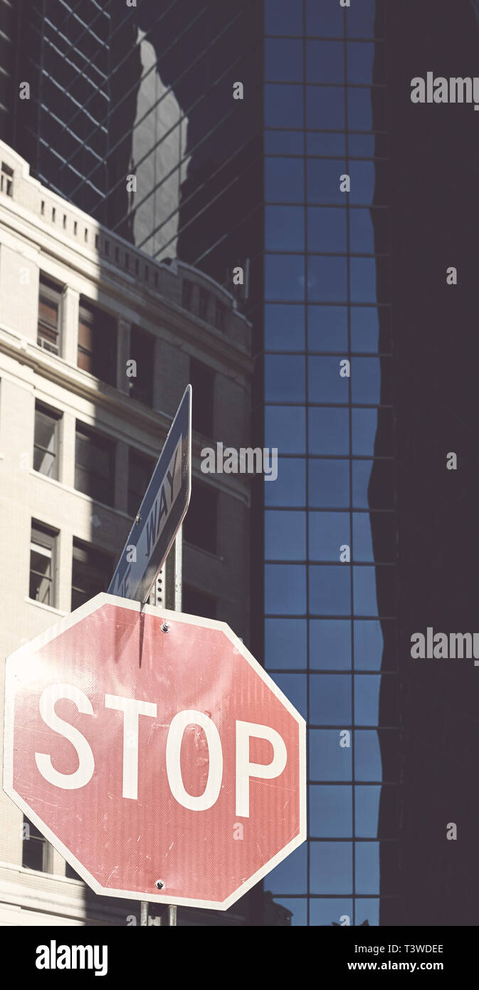 Panneau d'arrêt sur une rue de la ville de New York, aux tons de couleur photo, selective focus, USA. Banque D'Images