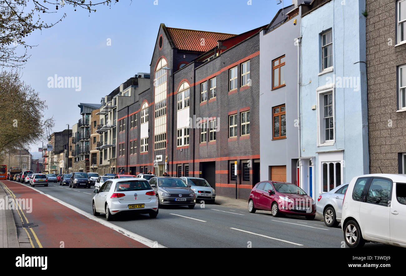 Propriétés Les plus âgés le long Hotewlls Road, Bristol, rénové et modernisé comme maisons et appartements donnant sur Harbour Banque D'Images