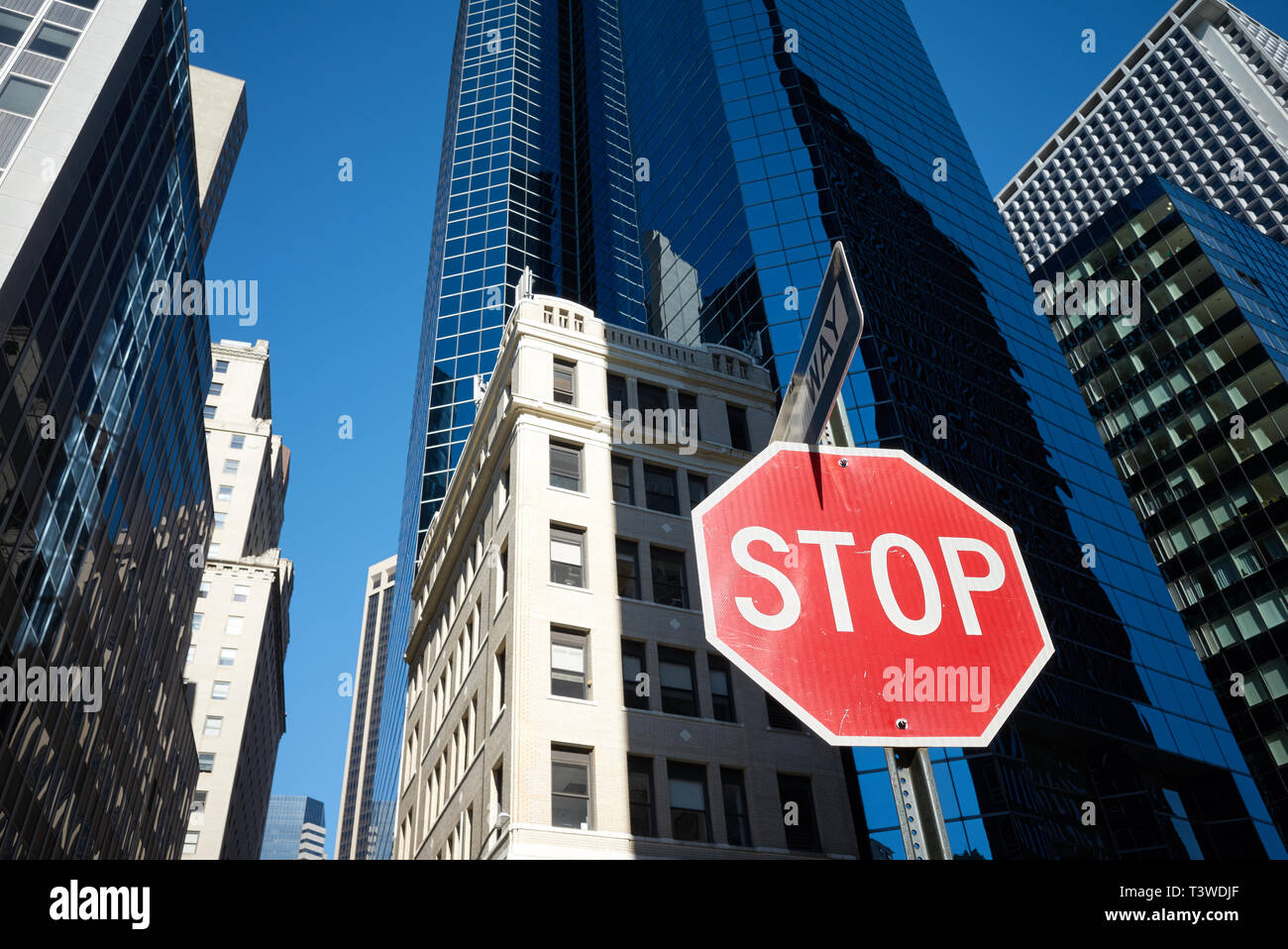 Panneau d'arrêt sur une rue de la ville de New York, les bâtiments modernes en arrière-plan, USA. Banque D'Images