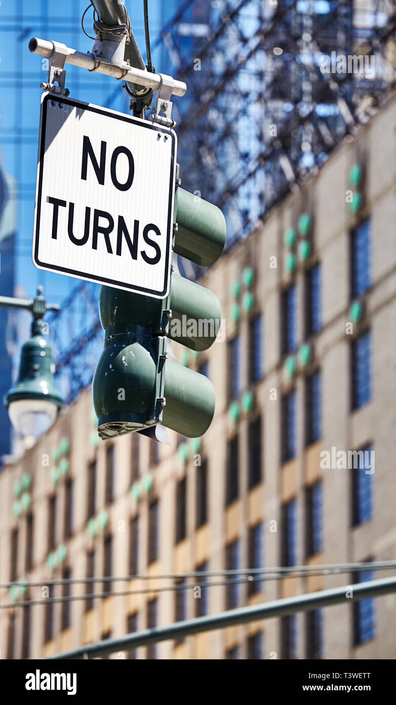 Aucun signe de la circulation tourne dans une rue de New York, selective focus. Banque D'Images