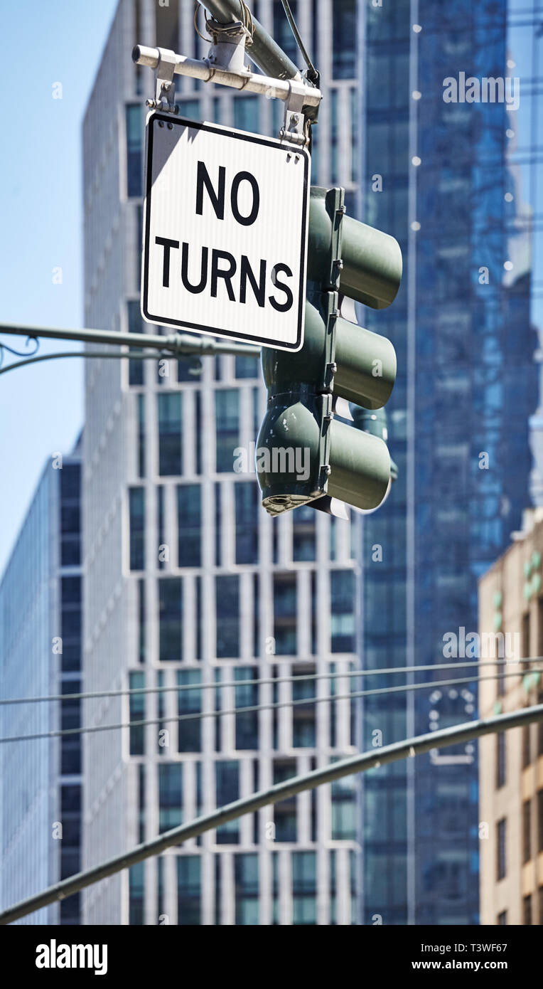 Aucun signe de la circulation tourne dans une rue de New York, selective focus. Banque D'Images