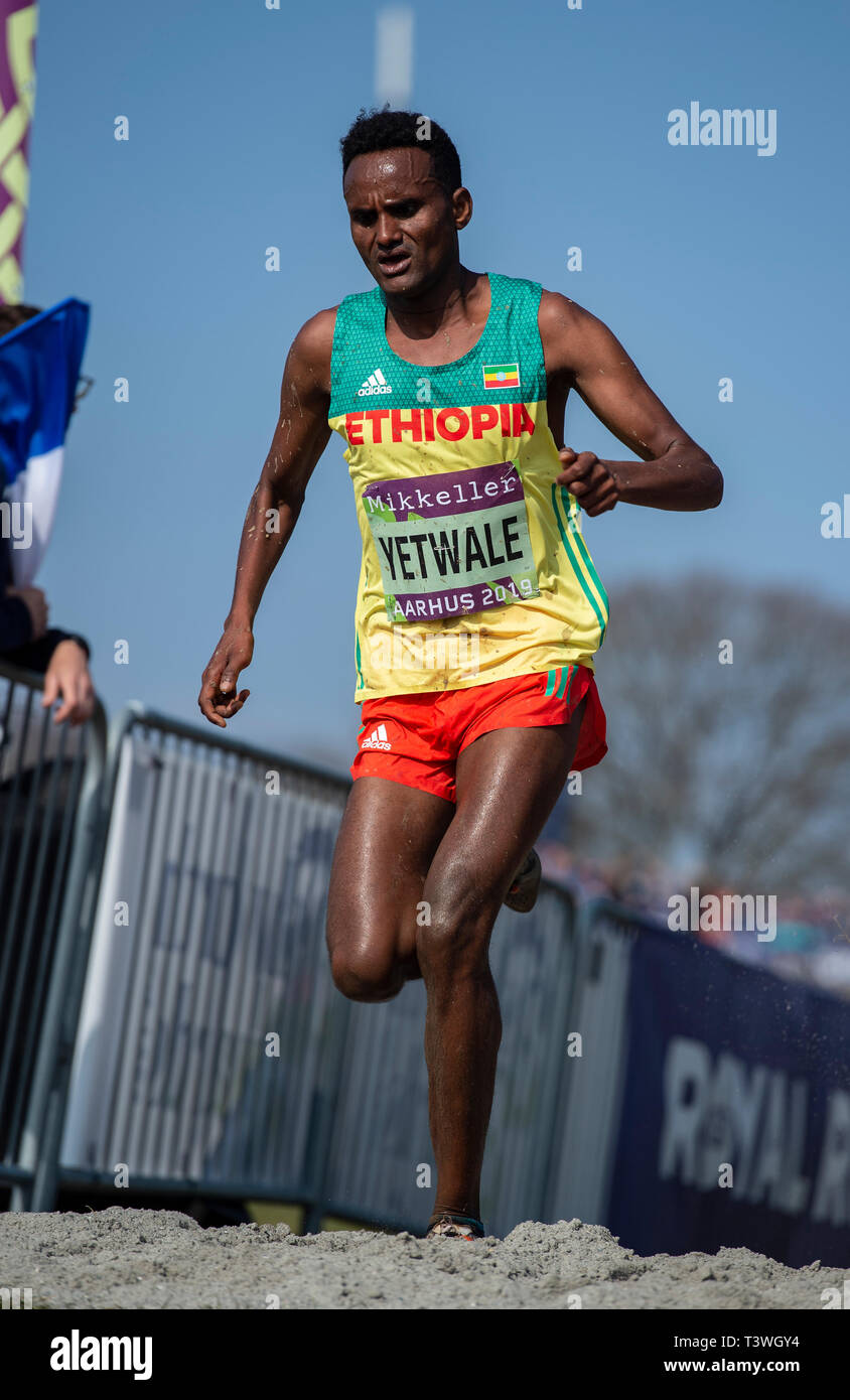 Aarhus Danemark 30 Mars Tadese Milkesa Mengesha Worku Et De L Ethiopie Dans La Competition U20 Menos Course Sur Le Championnat Du Monde De Cross Country Iaaf Photo Stock Alamy