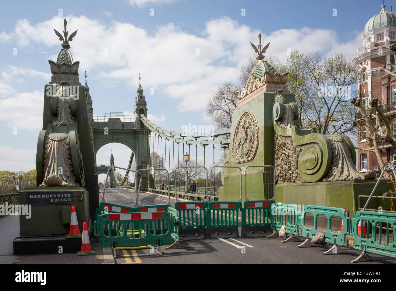 Après avoir été fermée à toute circulation pour une durée indéterminée en raison de défauts structurels, un détail architectural de Hammersmith Bridge, le 11 avril 2019, dans l'ouest de Londres, en Angleterre. Les contrôles de sécurité ont révélé des défauts critiques et Hammersmith and Fulham Conseil a indiqué qu'il est ben d'autre choix que de fermer le pont jusqu'à ce que les coûts de rénovation pourrait être atteint. Le gouvernement a dit qu'entre 2015 et 2021 son offre de 11 milliards € d'aide à la 132-year-old bridge. Banque D'Images