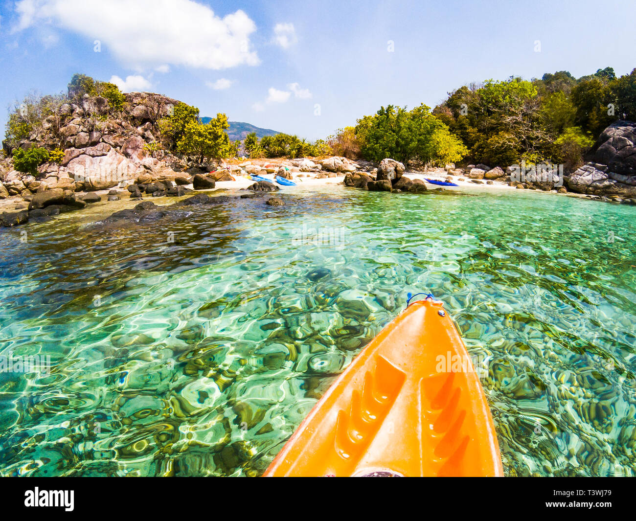 Kayak dans des eaux tropicales - kayak en direction de plage isolée dans le parc national de Ko Tarutao Banque D'Images