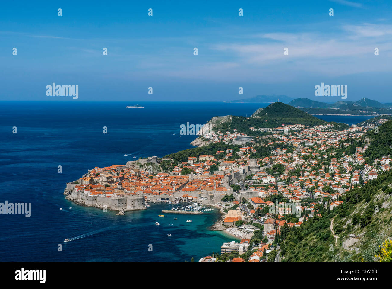 Vue aérienne de la ville côtière sur la colline, Dubrovnik, Dubrovnik-Neretva, Croatie Banque D'Images