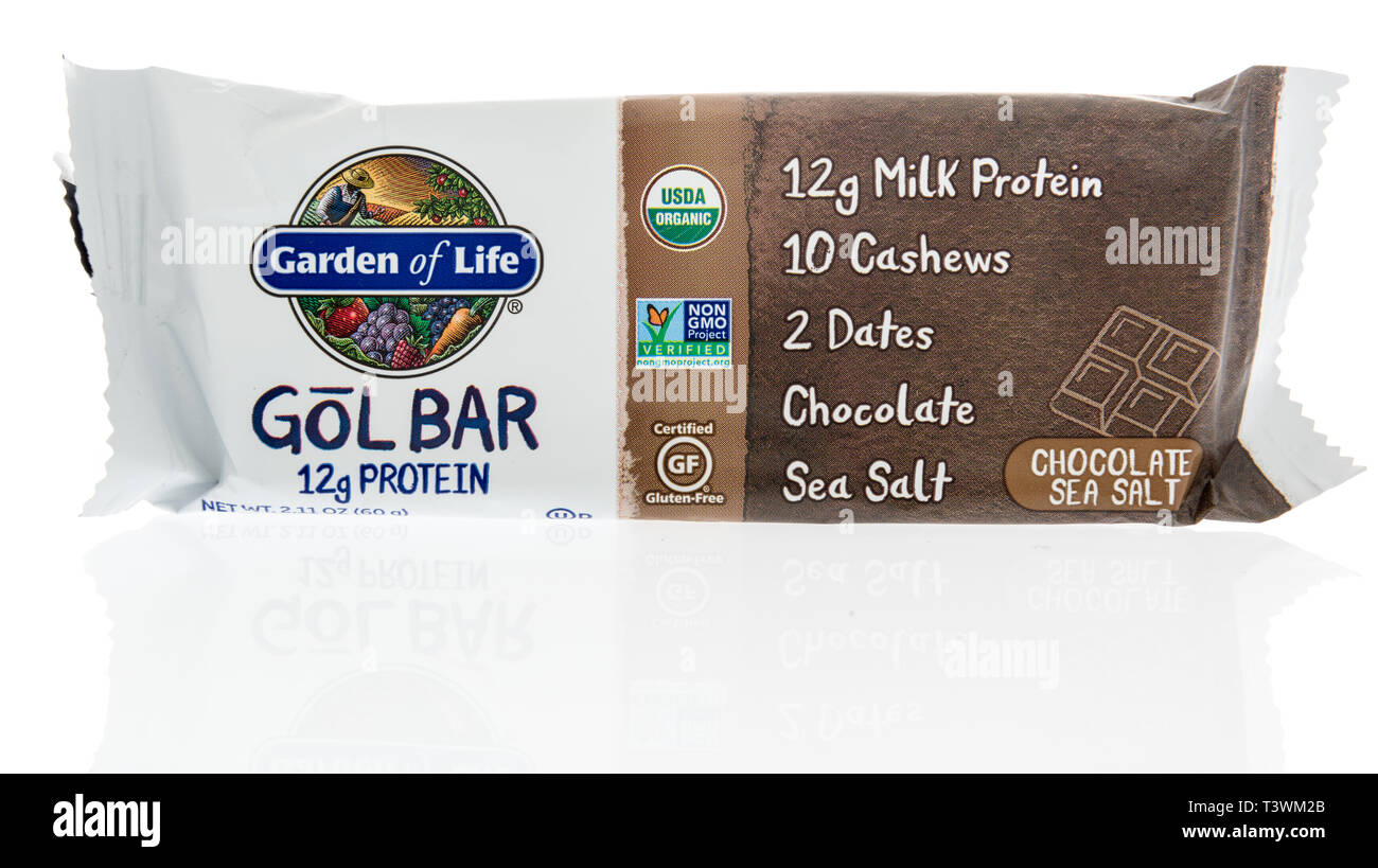 Winneconne, WI - 3 Avril 2019 : un ensemble de jardin de vie ged chocolat barre barre granola sur un fond isolé Banque D'Images