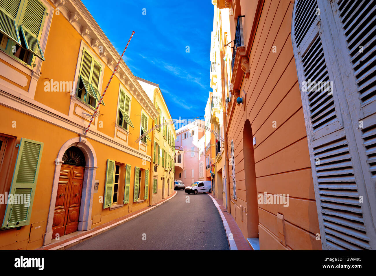 Rue colorés étroit de la vieille ville de Monaco, Principauté de Monaco Banque D'Images