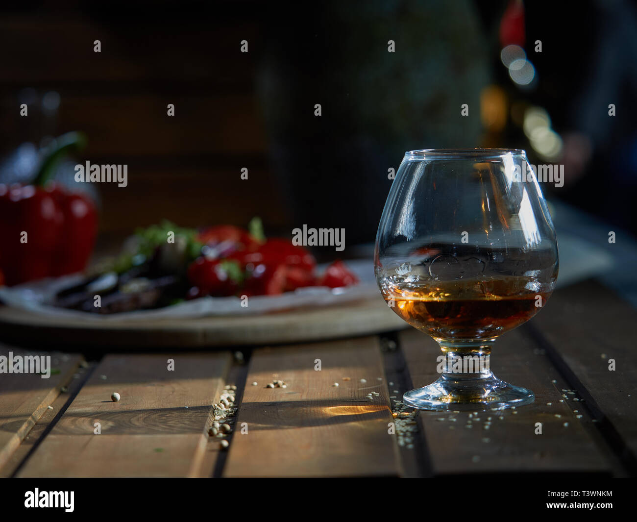 Une partie de brandy arménien est versé dans un verre. Banque D'Images