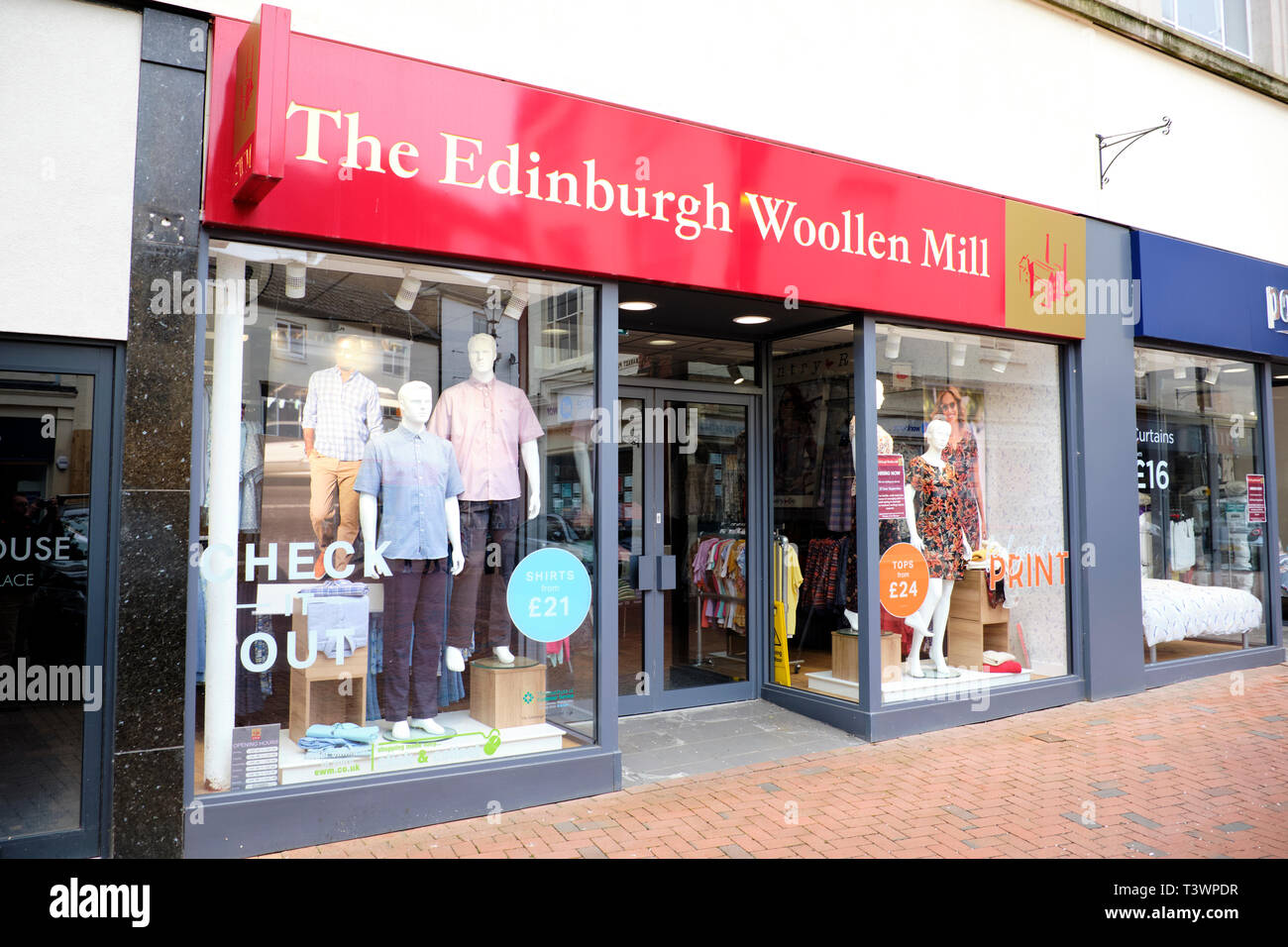 Façade de l'Edinburgh Woollen Mill Boutique, Place du marché, Rugby, Warwickshire, UK Banque D'Images