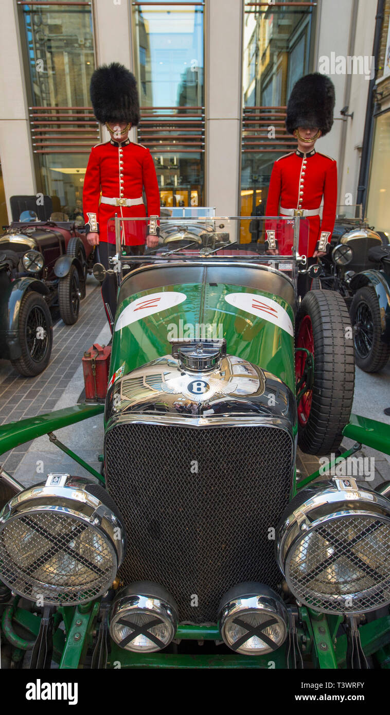 Londres, Royaume-Uni. Apr 11, 2019. Plus de 25 Pre-War Bentleys sur l'affichage à l'Bonhams New Bond Street pour l'aperçu de "l'âge d'activité' Exposition célébrant les 100 ans du racing Bentley. L'exposition s'ouvre le 12 avril pour une journée seulement. Image : Coldstream Guards montent la garde sur les voitures qui arrivent. Credit : Malcolm Park/Alamy Live News Banque D'Images