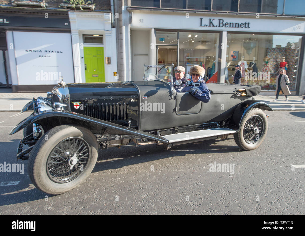 Londres, Royaume-Uni. Apr 11, 2019. Plus de 25 Pre-War Bentleys sur l'affichage à l'Bonhams New Bond Street pour l'aperçu de "l'âge d'activité' Exposition célébrant les 100 ans du racing Bentley. L'exposition s'ouvre le 12 avril pour une journée seulement. Les membres de droit : Benjafield's Racing Club en 25 Bentleys avant-guerre arrivent à Haunch of Venison Cour. Credit : Malcolm Park/Alamy Live News Banque D'Images