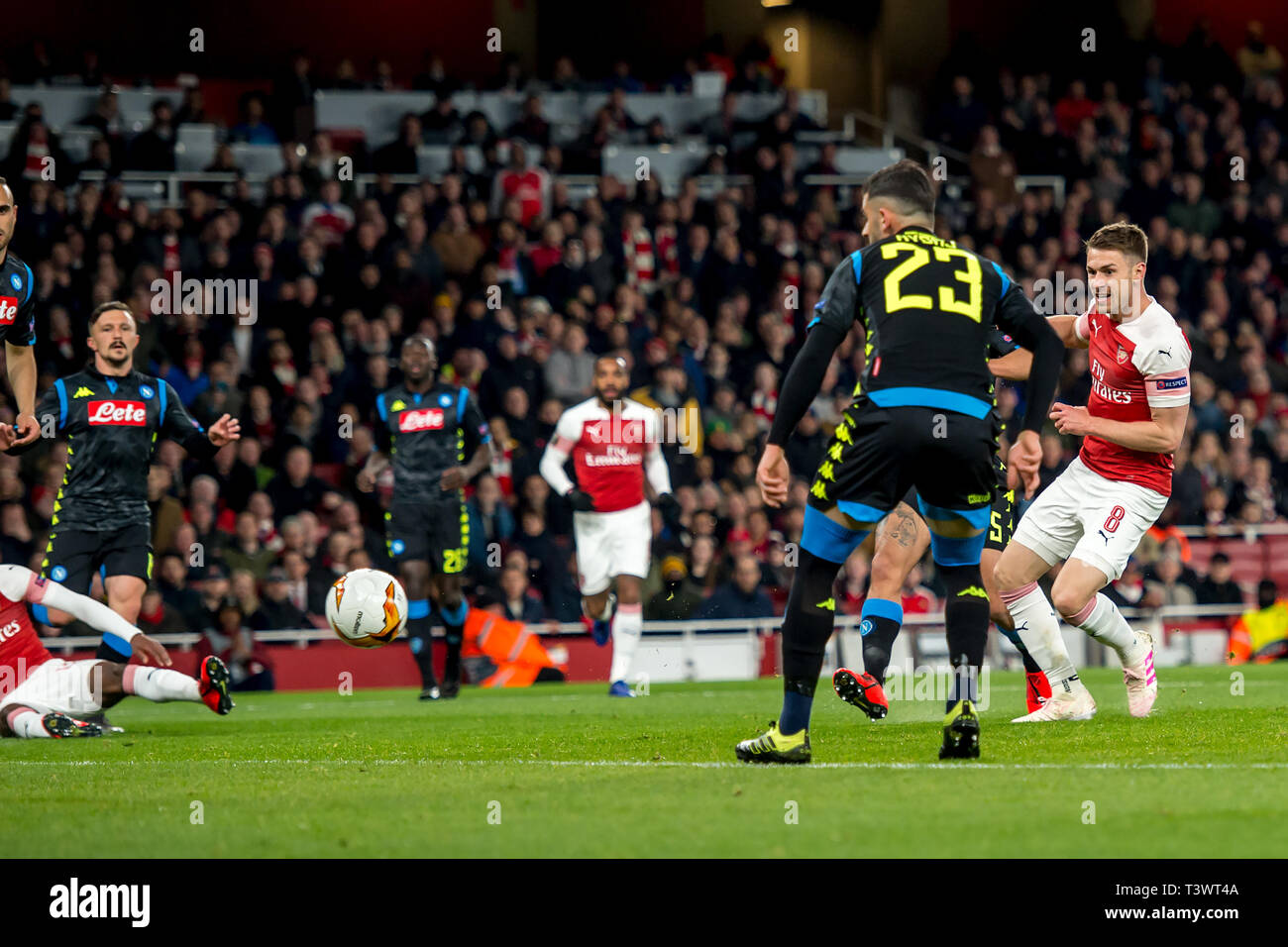 Londres, Royaume-Uni. Apr 11, 2019. Aaron Ramsey d'Arsenal marque le premier but au cours de l'UEFA Europa League match de quart de finale entre Arsenal et Napoli à l'Emirates Stadium, Londres, Angleterre le 11 avril 2019. Photo par Salvio Calabrese. Usage éditorial uniquement, licence requise pour un usage commercial. Aucune utilisation de pari, de jeux ou d'un seul club/ligue/dvd publications. Credit : UK Sports Photos Ltd/Alamy Live News Banque D'Images