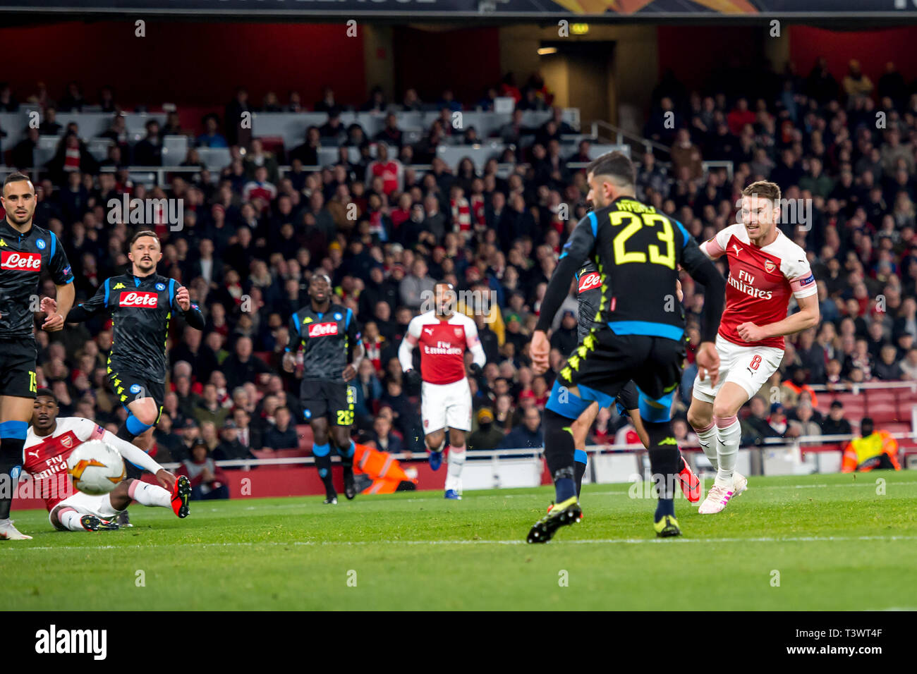 Londres, Royaume-Uni. Apr 11, 2019. Aaron Ramsey d'Arsenal marque le premier but au cours de l'UEFA Europa League match de quart de finale entre Arsenal et Napoli à l'Emirates Stadium, Londres, Angleterre le 11 avril 2019. Photo par Salvio Calabrese. Usage éditorial uniquement, licence requise pour un usage commercial. Aucune utilisation de pari, de jeux ou d'un seul club/ligue/dvd publications. Credit : UK Sports Photos Ltd/Alamy Live News Banque D'Images