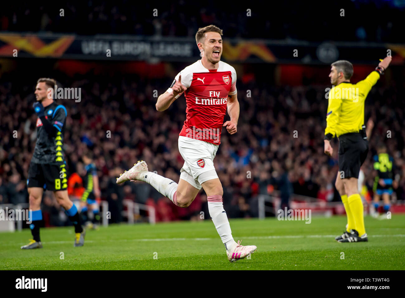 Londres, Royaume-Uni. Apr 11, 2019. Aaron Ramsey d'Arsenal célèbre marquant le premier but au cours de l'UEFA Europa League match de quart de finale entre Arsenal et Napoli à l'Emirates Stadium, Londres, Angleterre le 11 avril 2019. Photo par Salvio Calabrese. Usage éditorial uniquement, licence requise pour un usage commercial. Aucune utilisation de pari, de jeux ou d'un seul club/ligue/dvd publications. Credit : UK Sports Photos Ltd/Alamy Live News Banque D'Images