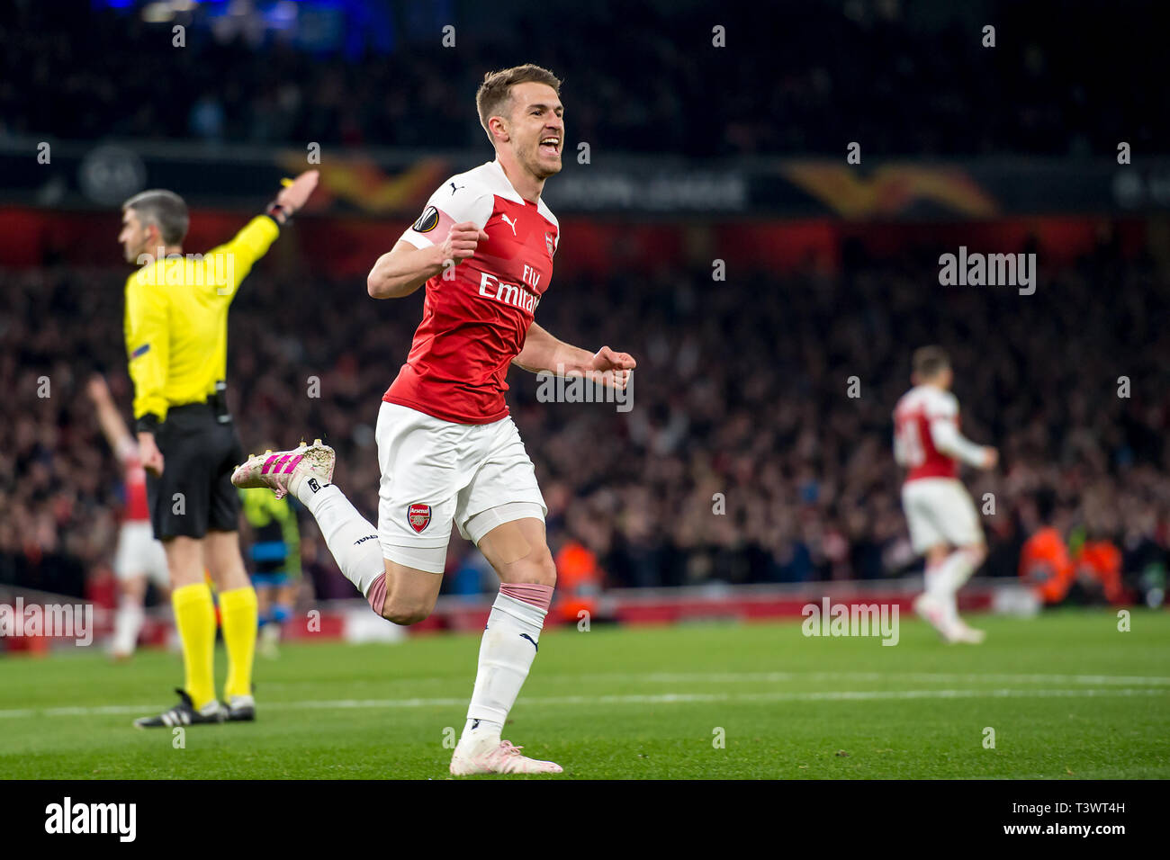 Londres, Royaume-Uni. Apr 11, 2019. Aaron Ramsey d'Arsenal célèbre marquant le premier but au cours de l'UEFA Europa League match de quart de finale entre Arsenal et Napoli à l'Emirates Stadium, Londres, Angleterre le 11 avril 2019. Photo par Salvio Calabrese. Usage éditorial uniquement, licence requise pour un usage commercial. Aucune utilisation de pari, de jeux ou d'un seul club/ligue/dvd publications. Credit : UK Sports Photos Ltd/Alamy Live News Banque D'Images