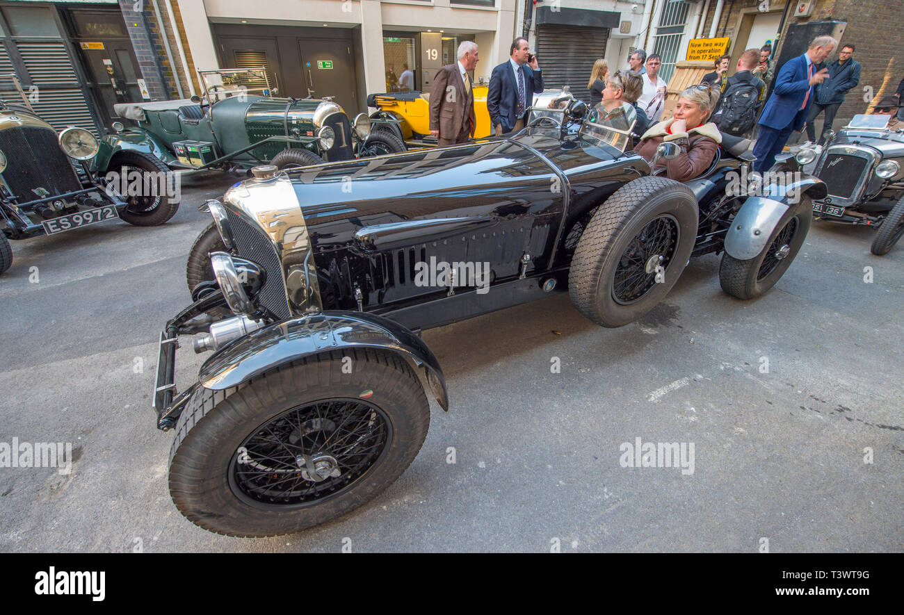 Londres, Royaume-Uni. Apr 11, 2019. Plus de 25 Pre-War Bentleys sur l'affichage à l'Bonhams New Bond Street pour l'aperçu de "l'âge d'activité' Exposition célébrant les 100 ans du racing Bentley. L'exposition s'ouvre le 12 avril pour une journée seulement. Les membres de droit : Benjafield's Racing Club en 25 Bentleys avant-guerre arrivent à Haunch of Venison Cour. Credit : Malcolm Park/Alamy Live News Banque D'Images