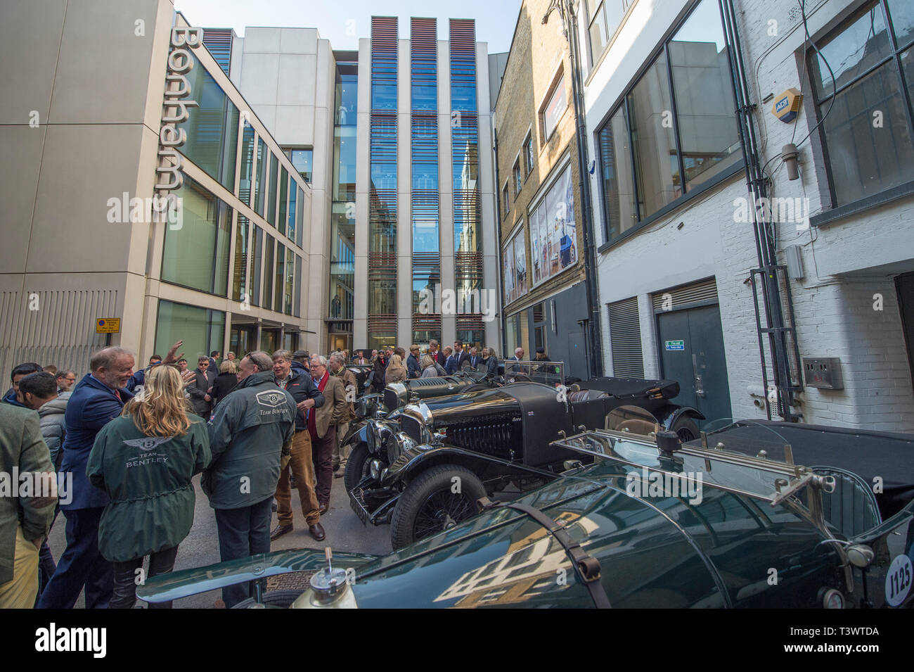 Londres, Royaume-Uni. Apr 11, 2019. Plus de 25 Pre-War Bentleys sur l'affichage à l'Bonhams New Bond Street pour l'aperçu de "l'âge d'activité' Exposition célébrant les 100 ans du racing Bentley. L'exposition s'ouvre le 12 avril pour une journée seulement. Les membres de droit : Benjafield's Racing Club en 25 Bentleys avant-guerre arrivent à Haunch of Venison Cour. Credit : Malcolm Park/Alamy Live News Banque D'Images