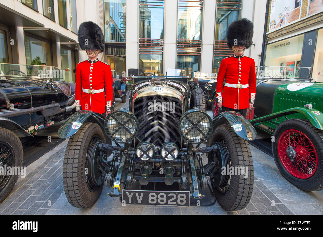 Londres, Royaume-Uni. Apr 11, 2019. Plus de 25 Pre-War Bentleys sur l'affichage à l'Bonhams New Bond Street pour l'aperçu de "l'âge d'activité' Exposition célébrant les 100 ans du racing Bentley. L'exposition s'ouvre le 12 avril pour une journée seulement. Image : Coldstream Guards montent la garde sur les voitures qui arrivent dans la cour Gigue de chevreuil. Credit : Malcolm Park/Alamy Live News Banque D'Images