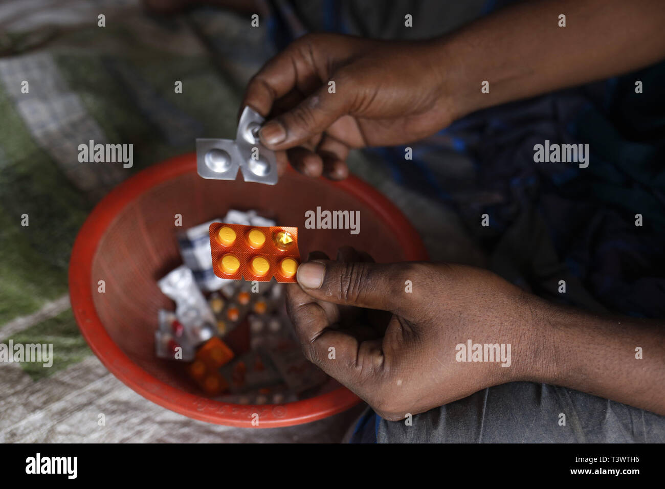 Joypurhat, au Bangladesh. 12 avr, 2019. Victime d'un organe illégal le commerce, montre sa médecine comme son utilisation après son rein illégal retiré dans un village voisin de Joypurhat District nord du pays. Credit : MD Mehedi Hasan/ZUMA/Alamy Fil Live News Banque D'Images Joypurhat, au Bangladesh. 12 avr, 2019. Victime d'un organe illégal le commerce, montre sa médecine comme son utilisation après son rein illégal retiré dans un village voisin de Joypurhat District nord du pays. Credit : MD Mehedi Hasan/ZUMA/Alamy Fil Live News Banque D'Images