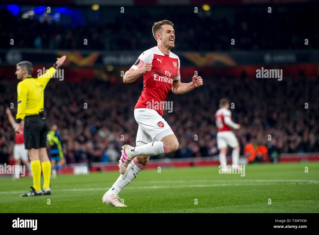 Londres, Royaume-Uni. Apr 11, 2019. Aaron Ramsey d'Arsenal célèbre marquant le premier but au cours de l'UEFA Europa League match de quart de finale entre Arsenal et Napoli à l'Emirates Stadium, Londres, Angleterre le 11 avril 2019. Photo par Salvio Calabrese. Usage éditorial uniquement, licence requise pour un usage commercial. Aucune utilisation de pari, de jeux ou d'un seul club/ligue/dvd publications. Credit : UK Sports Photos Ltd/Alamy Live News Banque D'Images