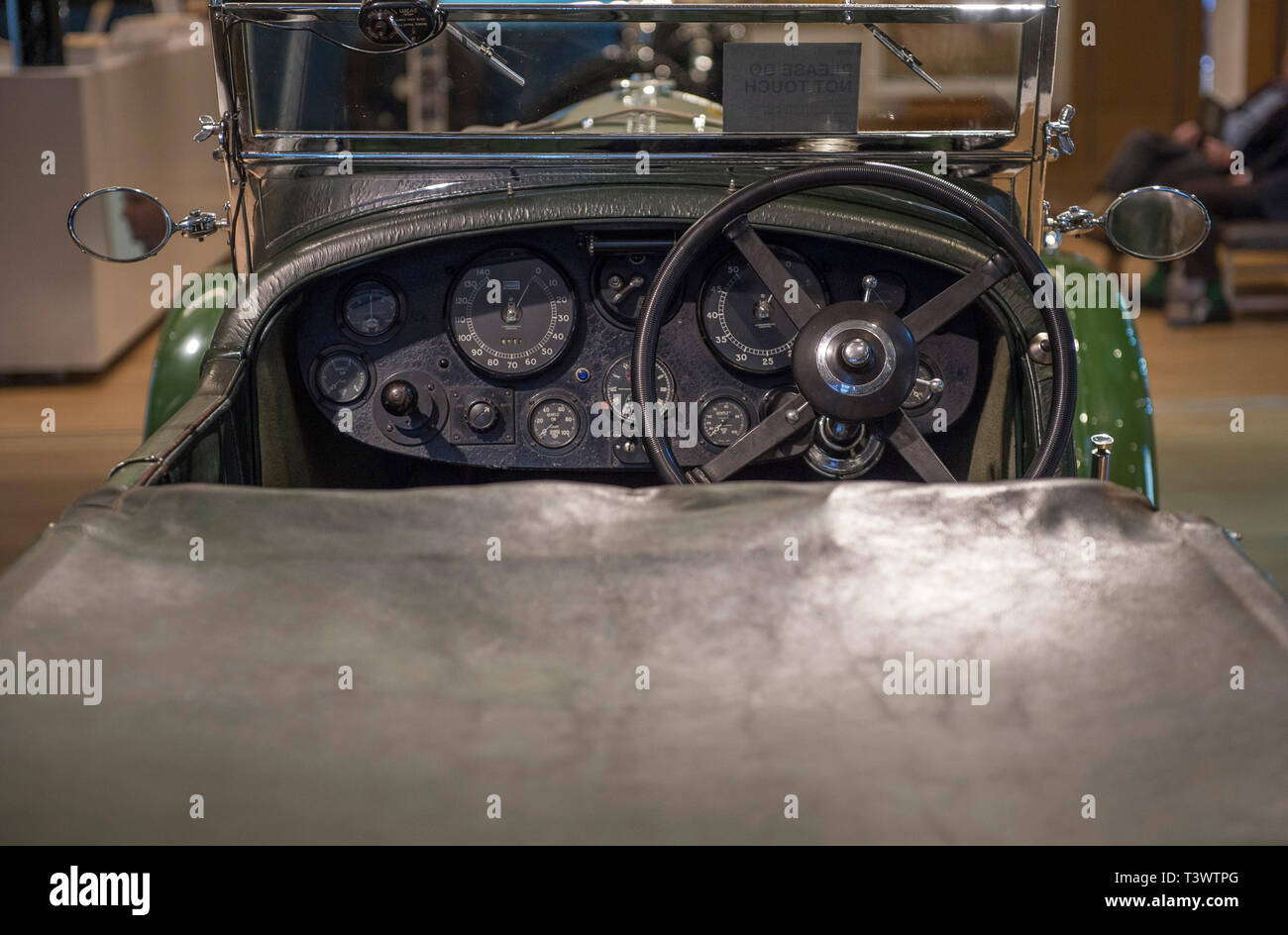 Londres, Royaume-Uni. 11 avril, 2019. Plus de 25 Pre-War Bentleys sur l'affichage à l'Bonhams New Bond Street pour l'aperçu de "l'âge d'activité' Exposition célébrant les 100 ans du racing Bentley. L'exposition s'ouvre le 12 avril pour une journée seulement. Image : Pilotage de 1930, Bentley 8 litre Tourer sportives. Credit : Malcolm Park/Alamy Live News. Banque D'Images