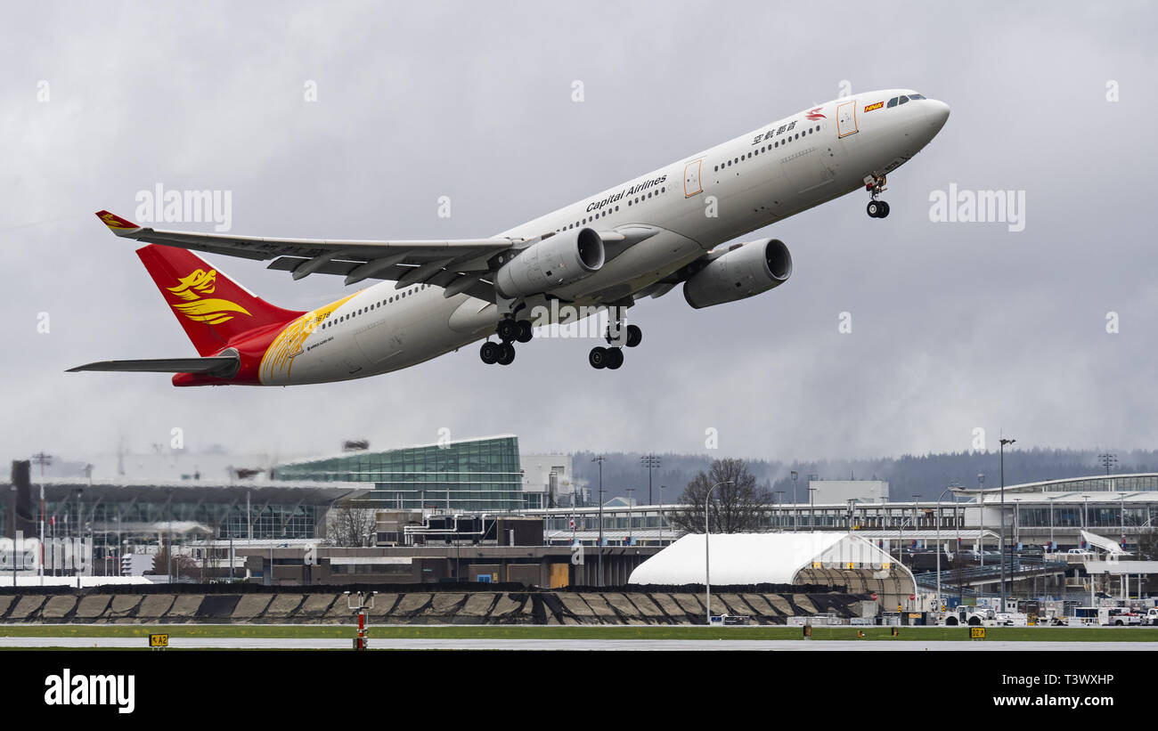 Richmond, Colombie-Britannique, Canada. 10 avr, 2019. Un Capital de Beijing Airlines Airbus A330-300 (B-8678) de large-corps jetliner prend son envol à partir de la pluie sur une piste de l'Aéroport International de Vancouver. L'Airlines est une filiale de Hainan Airlines, une partie de l'HNA Group of companies. Credit : Bayne Stanley/ZUMA/Alamy Fil Live News Banque D'Images