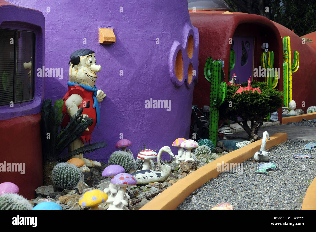 Hillsborough, Californie, USA. Apr 11, 2019. Bien que les décors sont une collection variée la grande fête à thème les années 60, époque de la caricature du Flinstone. Credit : Eaux Neal/ZUMA/Alamy Fil Live News Banque D'Images