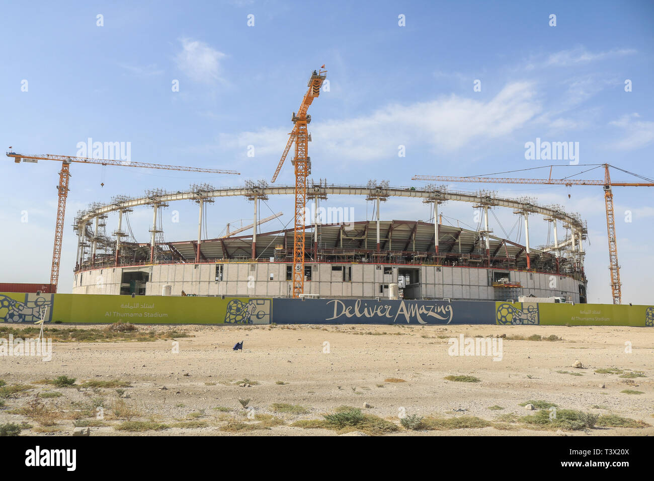 Doha Qatar. 12 avril 2019. Une vue générale de Al Thumama 40 000 places du stade de football en construction sera l'hôte de la Coupe du Monde FIFA 2022 au Qatar conçu par Ibrahim Jaidah Crédit : amer ghazzal/Alamy Live News Banque D'Images