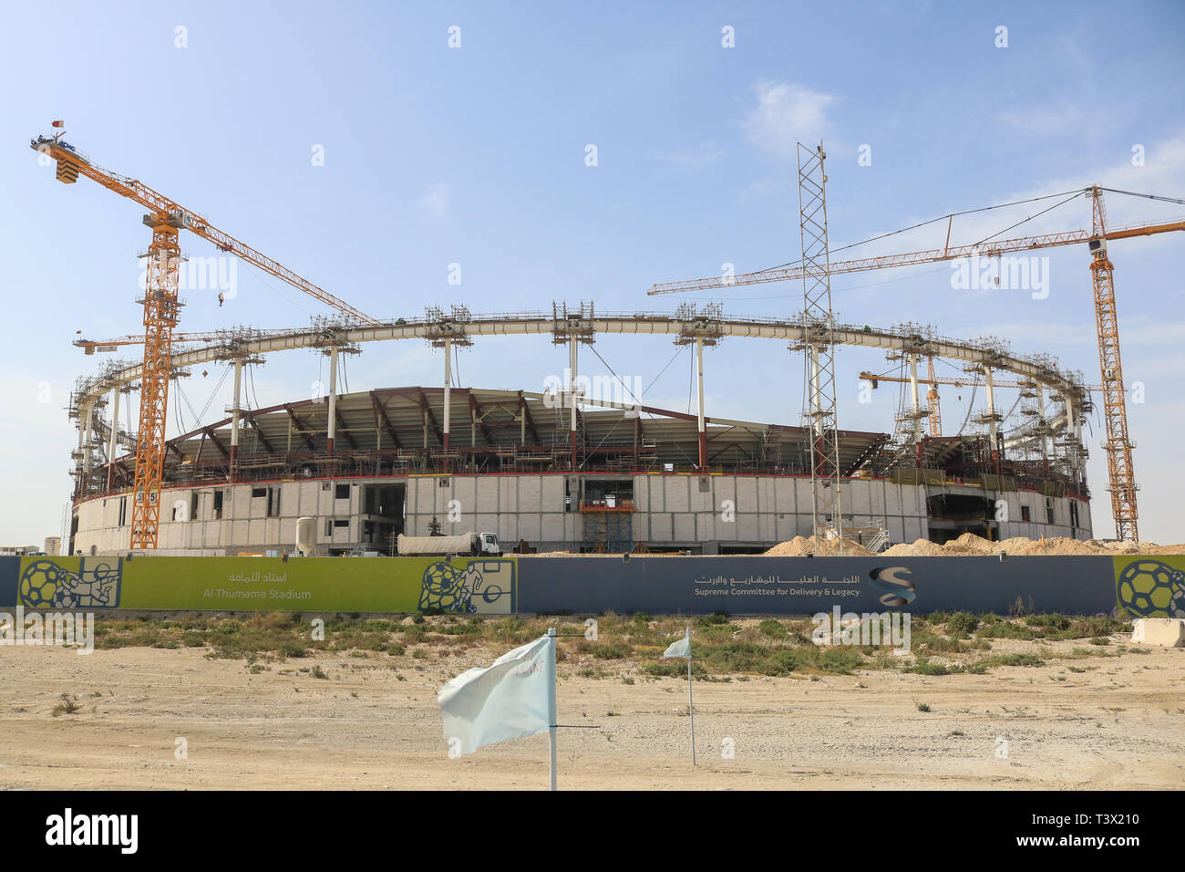 Doha Qatar. 12 avril 2019. Une vue générale de Al Thumama 40 000 places du stade de football en construction sera l'hôte de la Coupe du Monde FIFA 2022 au Qatar conçu par Ibrahim Jaidah Crédit : amer ghazzal/Alamy Live News Banque D'Images