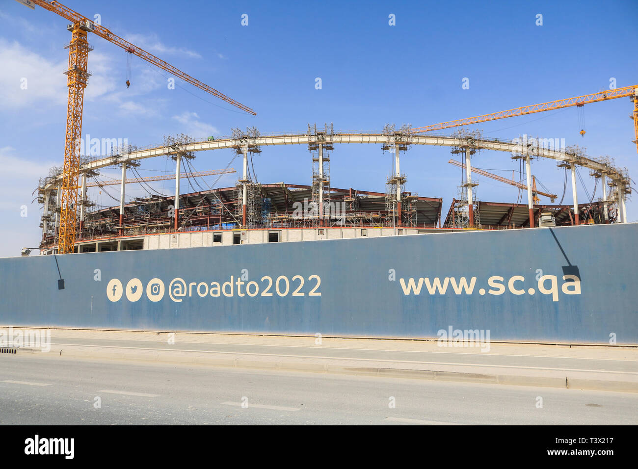 Doha Qatar. 12 avril 2019. Une vue générale de Al Thumama 40 000 places du stade de football en construction sera l'hôte de la Coupe du Monde FIFA 2022 au Qatar conçu par Ibrahim Jaidah Crédit : amer ghazzal/Alamy Live News Banque D'Images