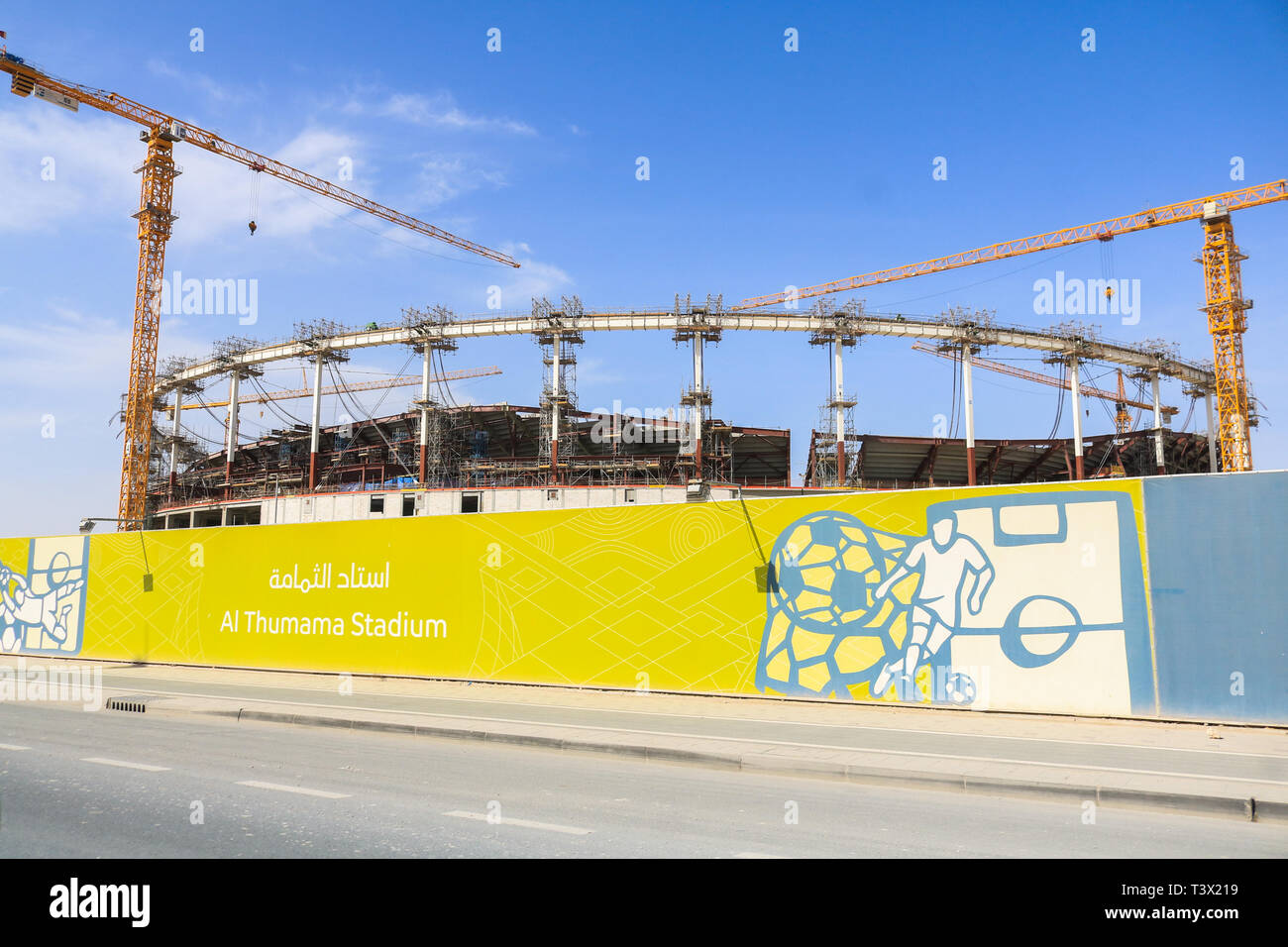 Doha Qatar. 12 avril 2019. Une vue générale de Al Thumama 40 000 places du stade de football en construction sera l'hôte de la Coupe du Monde FIFA 2022 au Qatar conçu par Ibrahim Jaidah Crédit : amer ghazzal/Alamy Live News Banque D'Images