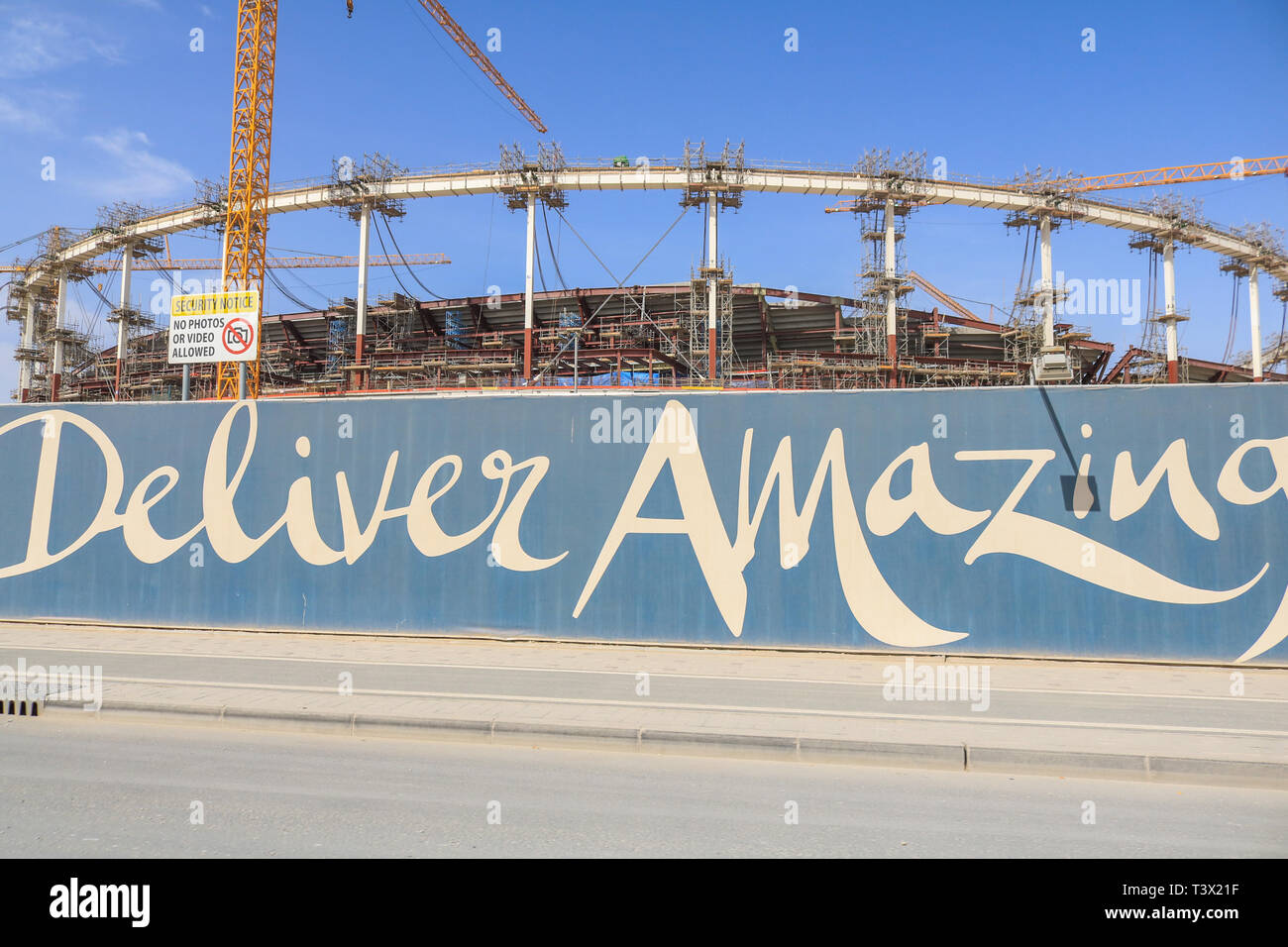 Doha Qatar. 12 avril 2019. Une vue générale de Al Thumama 40 000 places du stade de football en construction sera l'hôte de la Coupe du Monde FIFA 2022 au Qatar conçu par Ibrahim Jaidah Crédit : amer ghazzal/Alamy Live News Banque D'Images
