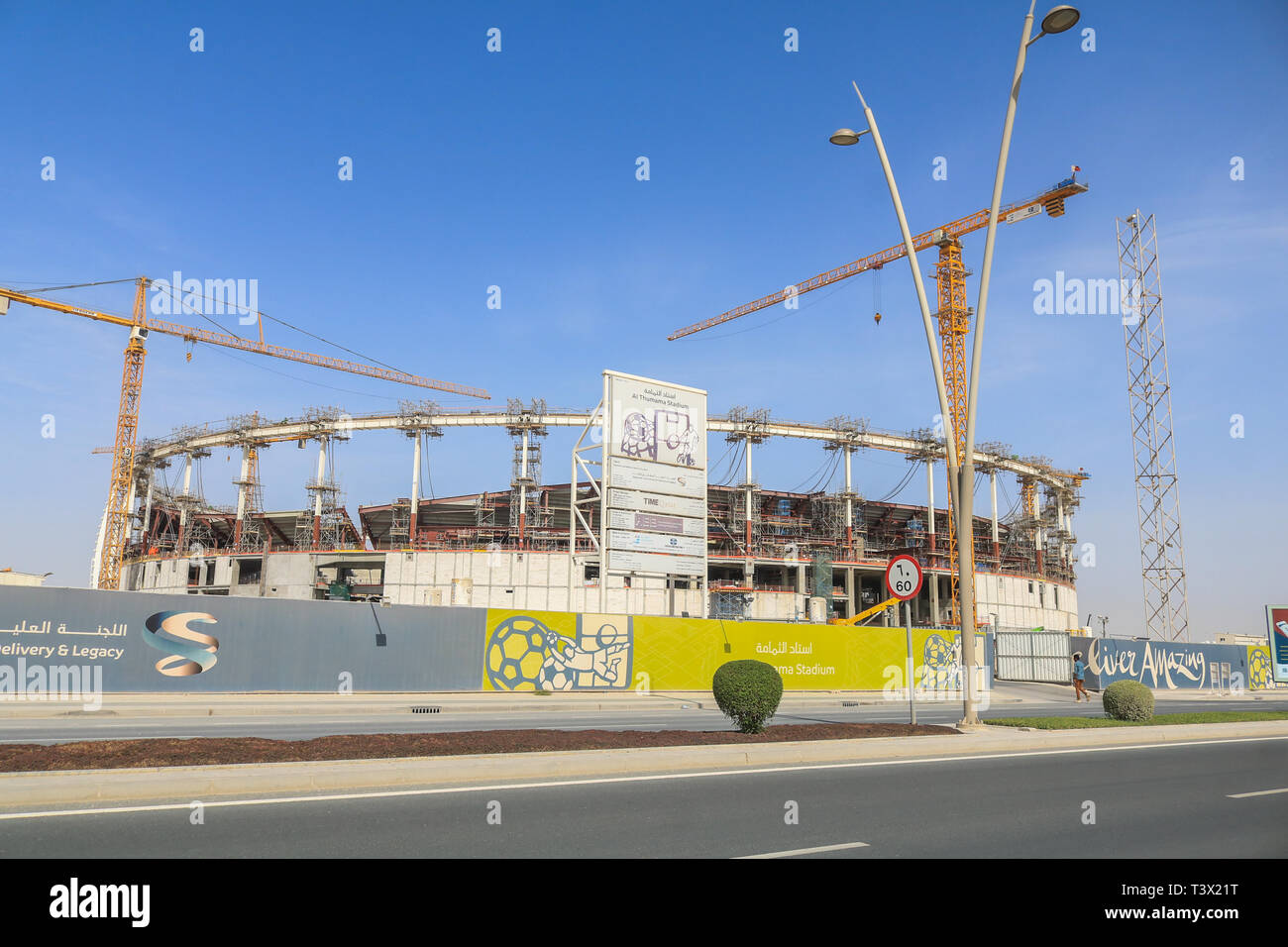 Doha Qatar. 12 avril 2019. Une vue générale de Al Thumama 40 000 places du stade de football en construction sera l'hôte de la Coupe du Monde FIFA 2022 au Qatar, conçu par Ibrahim Jaidah Crédit : amer ghazzal/Alamy Live News Banque D'Images