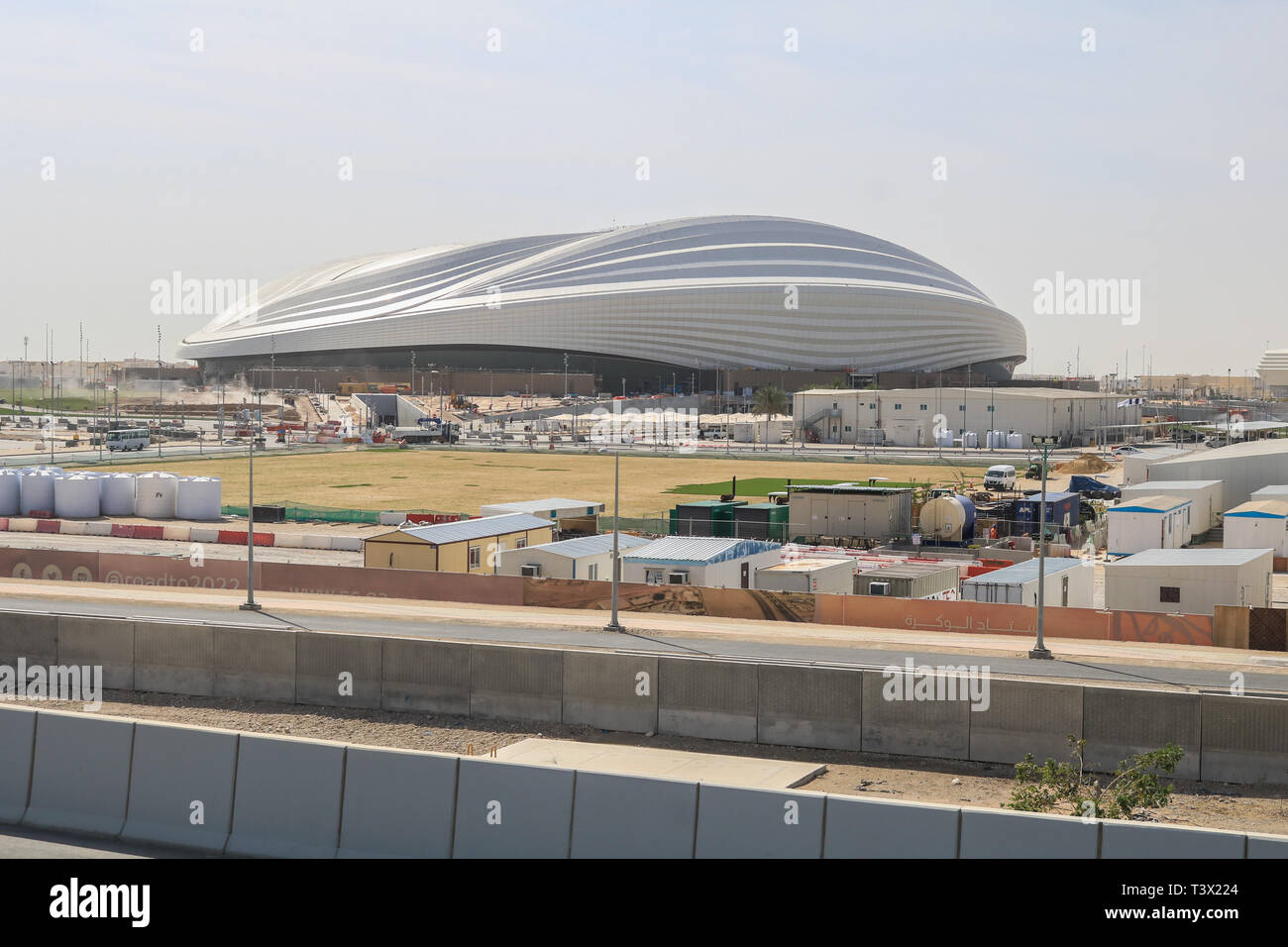 Doha Qatar. 12 avril 2019. Une vue générale de Al Wakrah 40 000 places stadium en construction sera l'hôte de la Coupe du Monde 2022 au Qatar, conçu par Zaha Hadid Crédit : amer ghazzal/Alamy Live News Banque D'Images