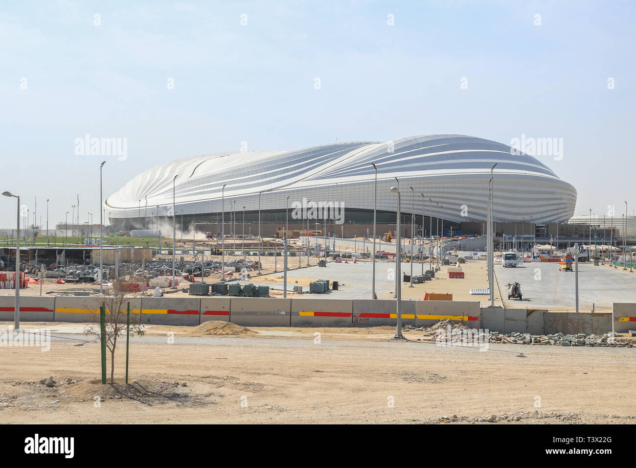 Doha Qatar. 12 avril 2019. Une vue générale de Al Wakrah 40 000 places stadium en construction sera l'hôte de la Coupe du Monde 2022 au Qatar, conçu par Zaha Hadid Crédit : amer ghazzal/Alamy Live News Banque D'Images
