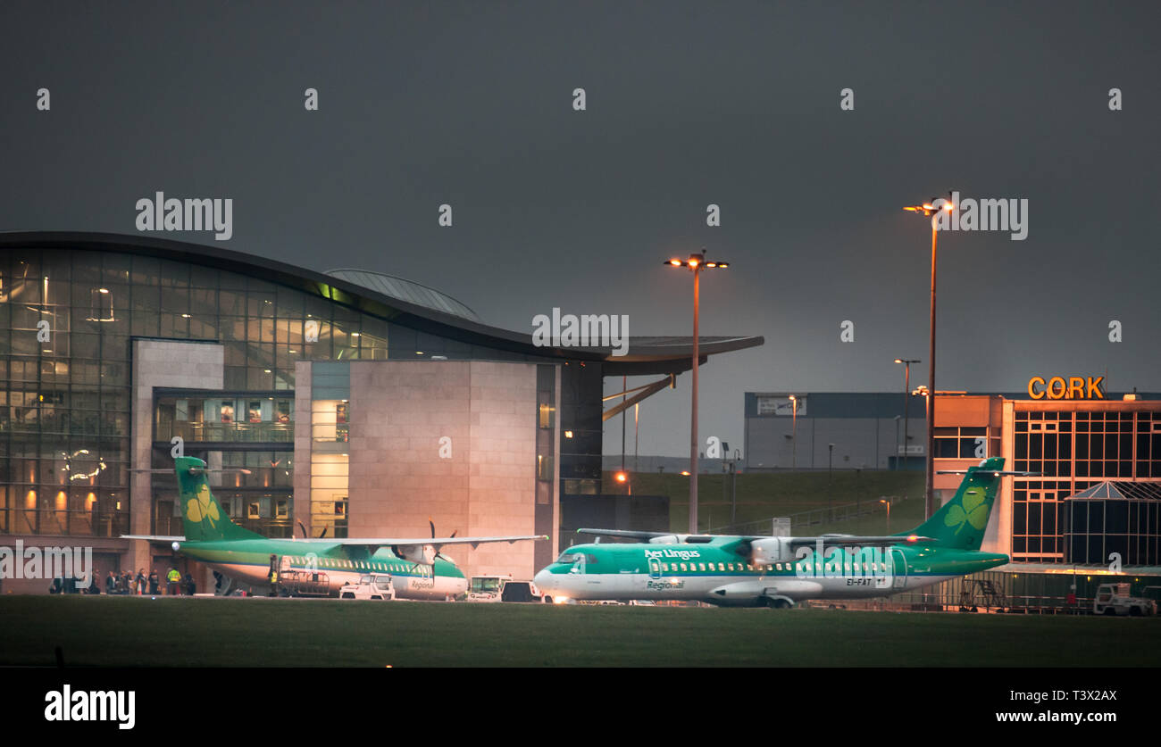 L'aéroport de Cork, Cork, Irlande. 12 avril, 2019. Passagers à bord d'un plan régional d'Aer Lingus à destination de Birmingham tandis qu'un autre se prépare à taxii sur sur une piste pour un vol pour Édimbourg. Aer Lingus Regional sont exploités par Air dont l'équipage de cabine Stobart ont voté en faveur d'une action collective et qui peut les opérateurs irlandais au sol les vols pour le Royaume-Uni sur les vacances de Pâques. Crédit : David Creedon/Alamy Live News Banque D'Images