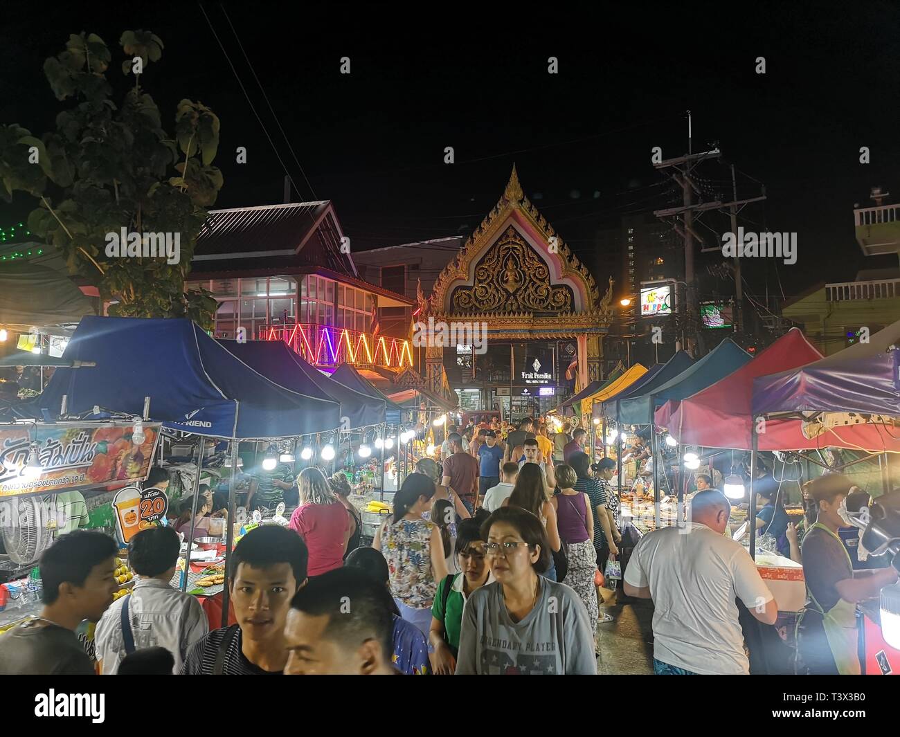 Karon, Thaïlande. Le 05 Mar, 2019. Marché du Temple dans la plage de Karon. Le temple marché de plusieurs jours a toujours lieu autour de la fête bouddhiste Magha Puja. En ce jour, l'Eveillé est dit avoir livré un important premier sermon. Le marché de nuit est populaire auprès des touristes et des Thaïlandais. À côté de souvenirs et de faux produits il y a de nombreux stands de nourriture thaïe spécialités. Le marché du temple est situé dans la zone d'un temple à Karon. Une version plus petite du marché a lieu au même endroit l'ensemble de l'année comme un marché hebdomadaire. Crédit : Alexandra Schuler/dpa/Alamy Live News Banque D'Images