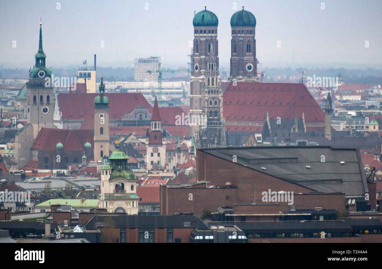 12 avril 2019, Bavaria, Munich : une vue depuis une télécabine de la nouvelle roue géante 'Hi-Sky Munich" offre un panorama sur la capitale bavaroise. De gauche à droite, vous pouvez voir les tours de la 'Changer', la 'pierre' Heiliggeistkirche, l'ancien et le nouvel hôtel de ville ainsi que les deux tours de l'église Frauenkirche, tandis qu'au premier plan vous pouvez voir la "üllersche Volksbad' (l) et le Gasteig (r). Sur le 20.04.2019 en Allemagne plus grande roue est ouvert selon l'organisateur. Photo : Peter Kneffel/dpa Banque D'Images