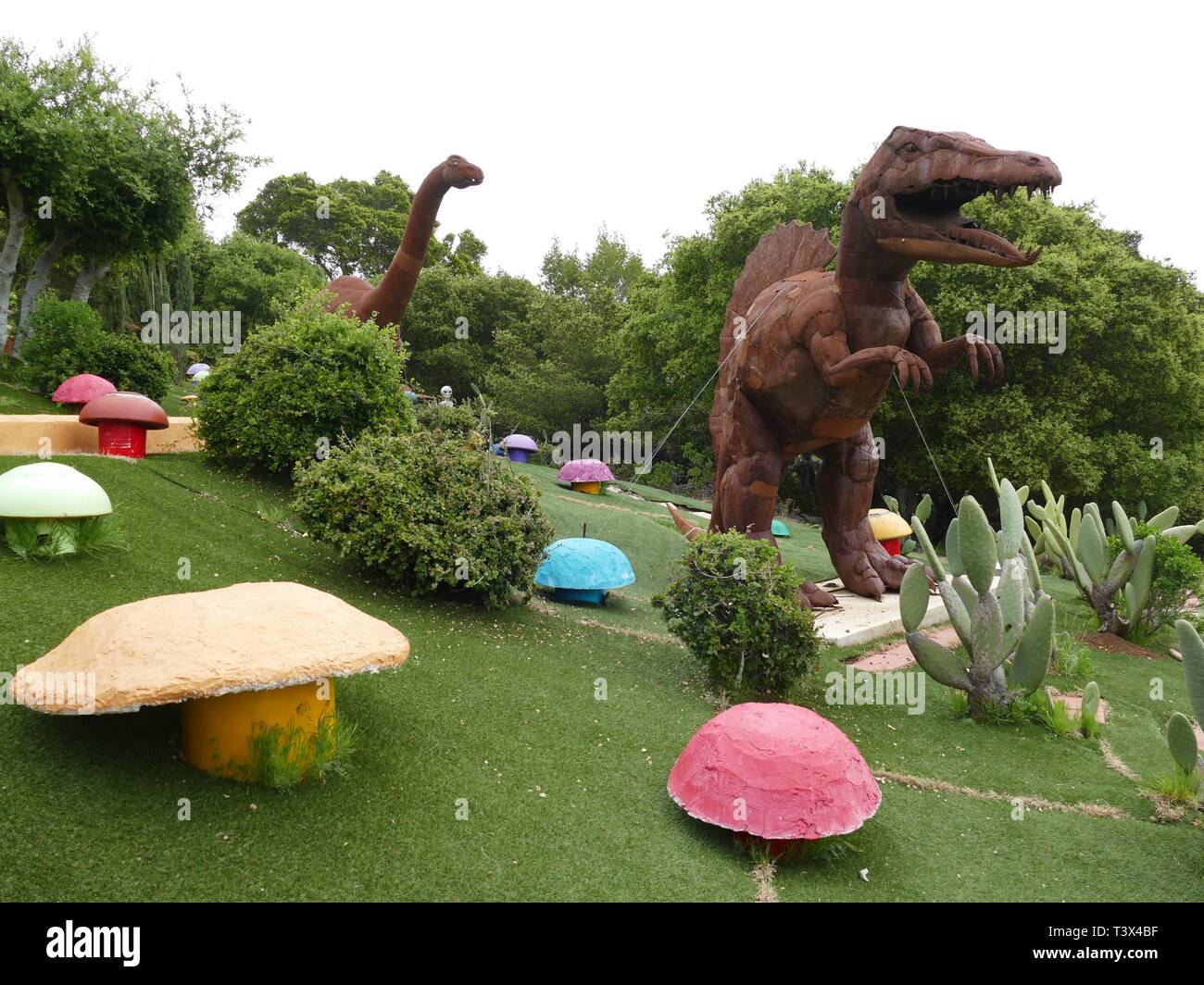 Hillsborough, USA. Apr 11, 2019. Les chiffres de dinosaures se tenir en face d'une chambre dans une peinture colorée de style inhabituel à Hillsborough près de San Francisco. Une californienne décoré sa maison avec inhabituelle Flintstone dinosaures d'un mètre de haut et d'autres chiffres. Pour certains fonctionnaires de la ville à cet endroit qui en jette, c'est une tache. Maintenant la construction litige est d'aller en cour. (Dpa 'Yabba Doo film français réalisé par Claude Berri !' - Zoff autour de Flintstone house va à la cour) Crédit : Barbara Munker/dpa/Alamy Live News Banque D'Images