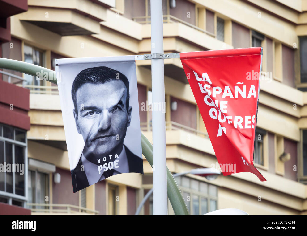 Las Palmas, Gran Canaria, Îles Canaries, Espagne. 12 avril 2019. Des affiches électorales décorent les rues de Las Palmas le premier jour de la campagne à venir de l'élection générale en Espagne le 28 avril 2019. Sur la photo : affiche de campagne pour l'actuel premier ministre, Pedro Sanchez du PSOE parti. Credit : ALAN DAWSON/Alamy Live News Banque D'Images