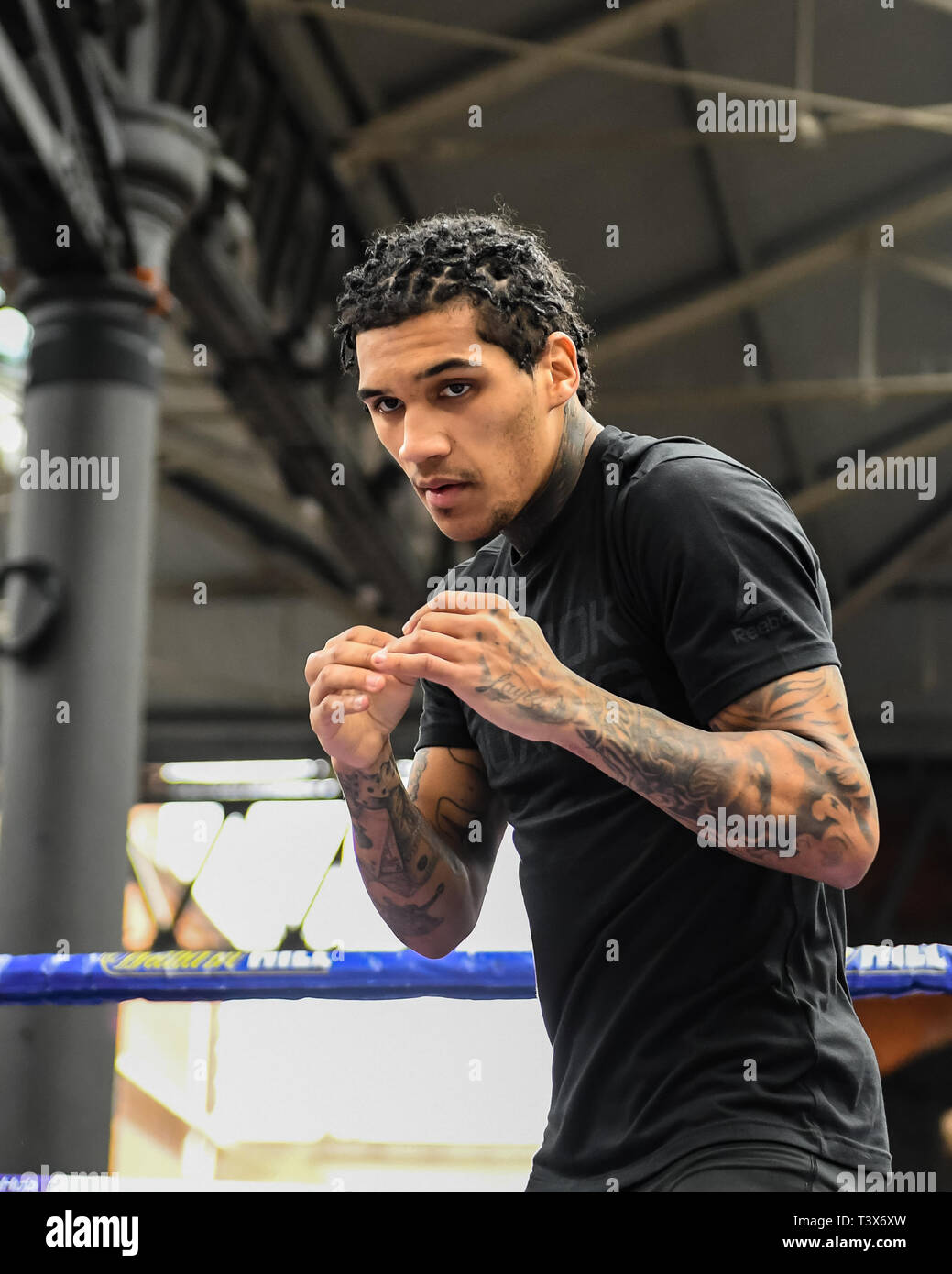 Londres, Royaume-Uni. 12 avr, 2019. Conor Benn trains avec son manager au cours de l'entraînement Public Allen-Browne au Vieux Marché de Spitalfields Le vendredi 12 avril 2019. Londres en Angleterre. (Usage éditorial uniquement, licence requise pour un usage commercial. Aucune utilisation de pari, de jeux ou d'un seul club/ligue/dvd publications.) Crédit : Taka G Wu/Alamy Live News Banque D'Images