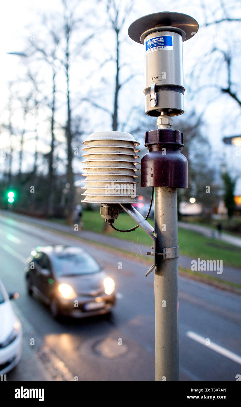 Oldenburg, Allemagne. 07Th Mar, 2019. Une voiture conduit au-delà d'un dispositif de mesure de la qualité de l'air à Heiligengeistwall. Credit : Hauke-Christian Dittrich/dpa/Alamy Live News Banque D'Images
