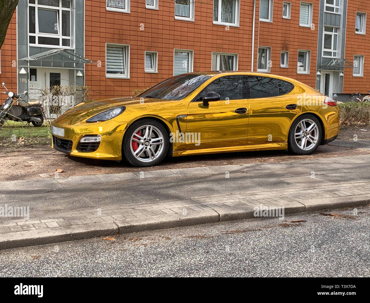 Hambourg, Allemagne. 06Th avr, 2019. Une Porsche Panamera recouvert de feuille d'or se tient sur une bande latérale. La police a tiré le véhicule hors de la circulation parce que l'aluminium se reflète la lumière incidente et l'effet d'éblouissement des autres usagers de la route en danger. Credit : Marius Roeer/DPA - ATTENTION : pour des raisons juridiques pixélisé Indicateur/dpa/Alamy Live News Banque D'Images