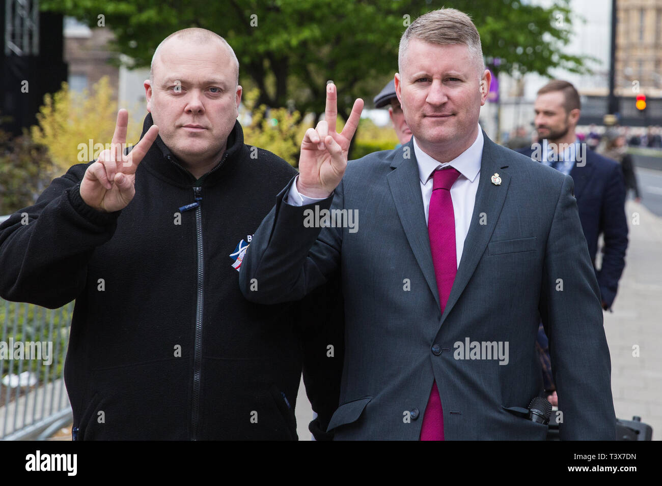 Londres, Royaume-Uni. 12 avril 2019. Paul Golding (r), chef de groupe d'extrême droite d'abord, la Grande-Bretagne vu dans Westminster après avoir assisté à l'opération Rolling Thunder Ride pour soldat F. Crédit : Mark Kerrison/Alamy Live News Banque D'Images