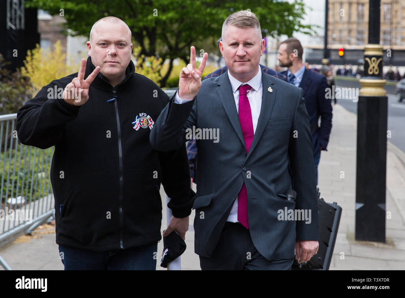 Londres, Royaume-Uni. 12 avril 2019. Paul Golding (r), chef de groupe d'extrême droite d'abord, la Grande-Bretagne vu dans Westminster après avoir assisté à l'opération Rolling Thunder Ride pour soldat F. Crédit : Mark Kerrison/Alamy Live News Banque D'Images