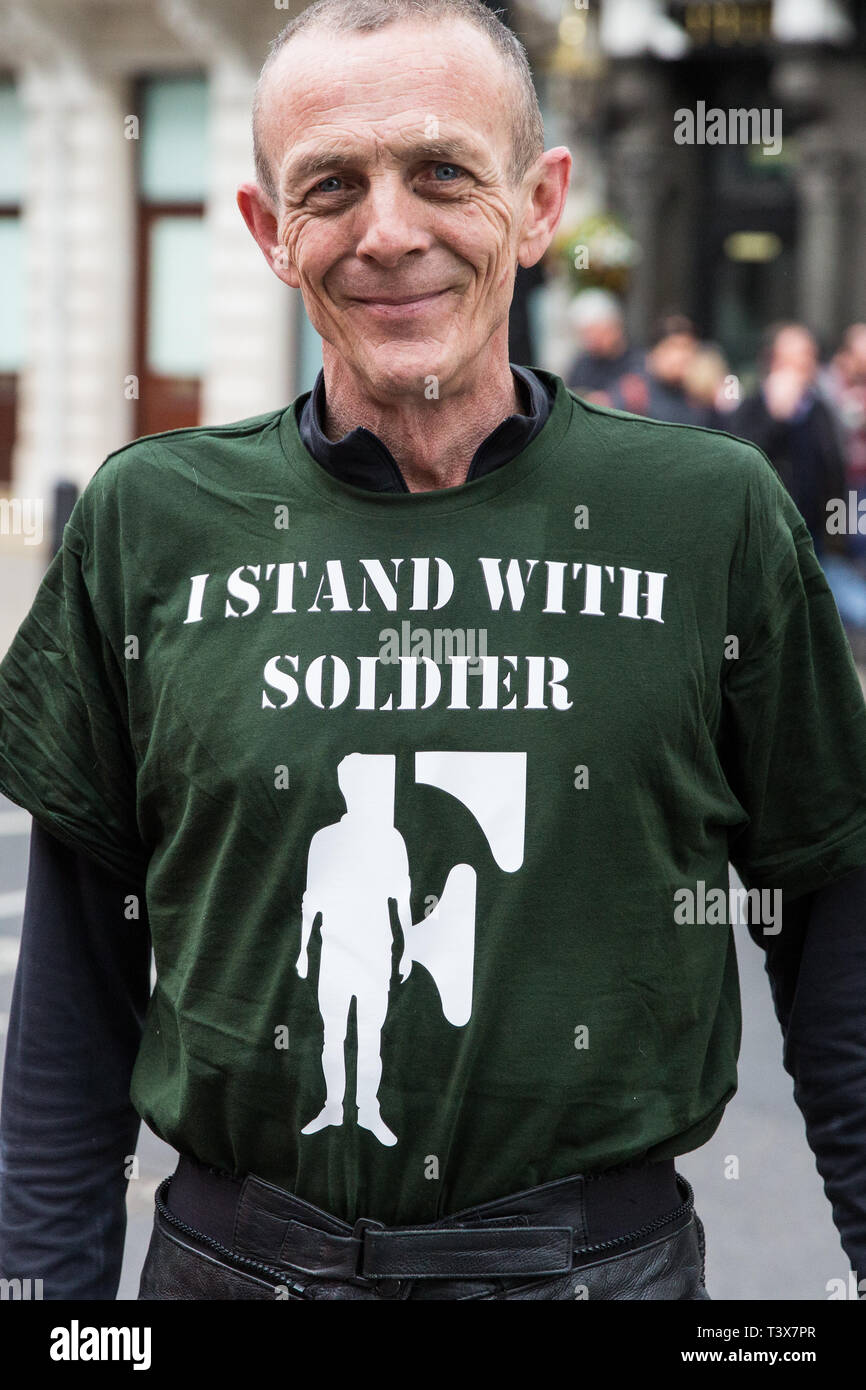 Londres, Royaume-Uni. 12 avril 2019. Les motards à Whitehall assister à l'opération Rolling Thunder Ride pour soldat F organisé par Harry Wragg et autres anciens combattants des forces armées à l'appui de la 77-ans, ancien soldat soldat connu sous le nom de F qui est d'être poursuivi pour le meurtre de James Wray et William McKinney lors d'une manifestation à Londonderry sur le Dimanche sanglant de 1972. Credit : Mark Kerrison/Alamy Live News Banque D'Images