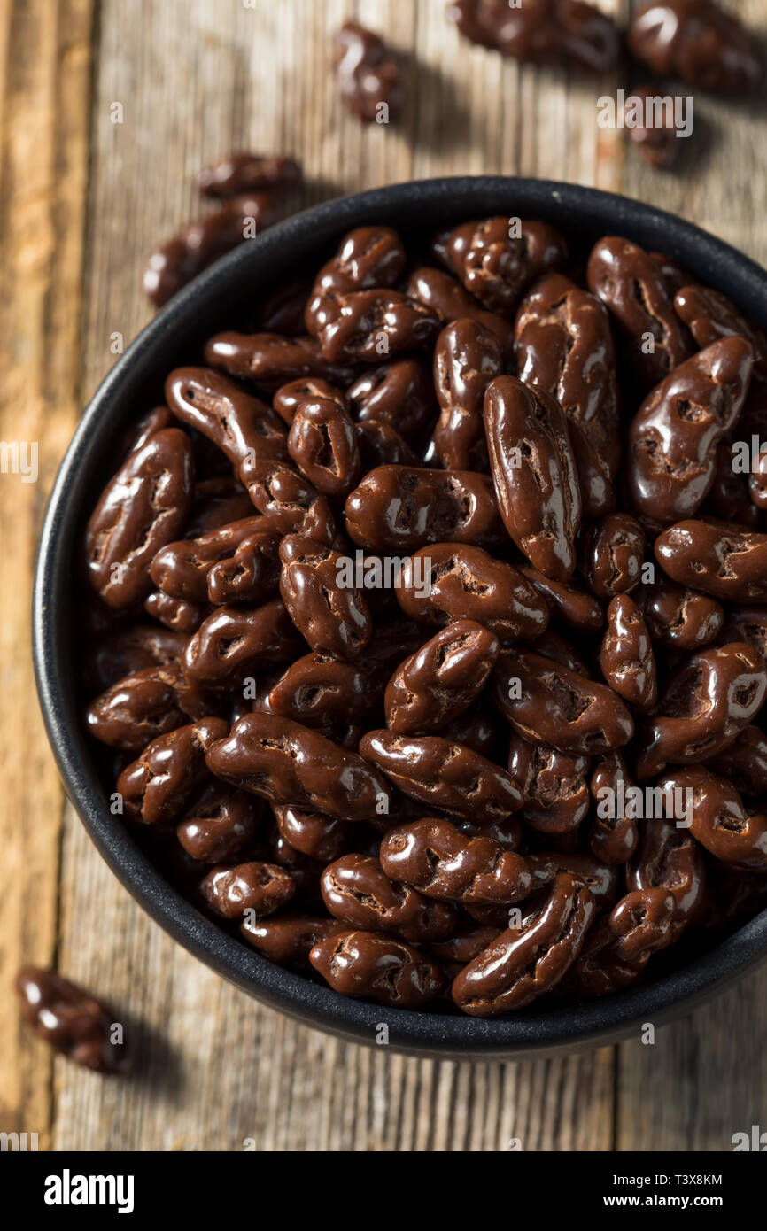 Baies de Goji chocolat sucré prêt à dévorer. Banque D'Images