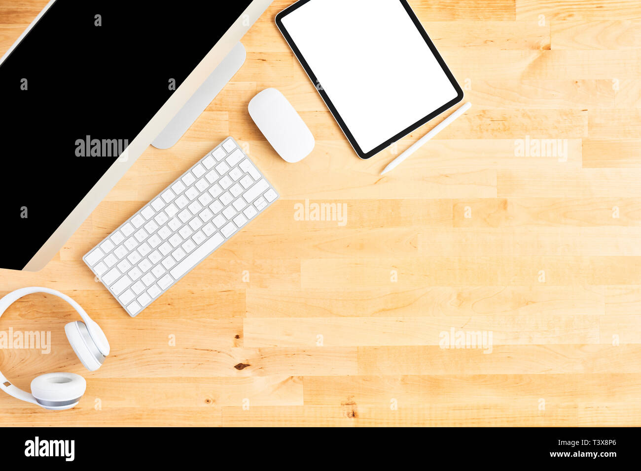 Ordinateur de bureau. Vue de dessus de meubles de bureau en bureau avec grand ordinateur de bureau, clavier, souris, tablette, stylo et casque. Le tout dans un seul ordinateur. Modern Banque D'Images